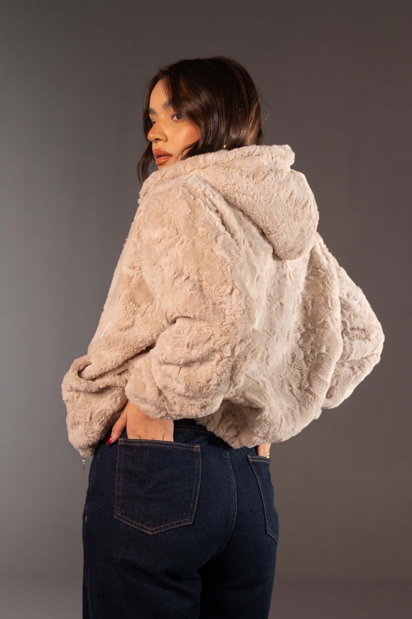 جاكيت فرو تيدي ناعم بسوستة بلون القهوة