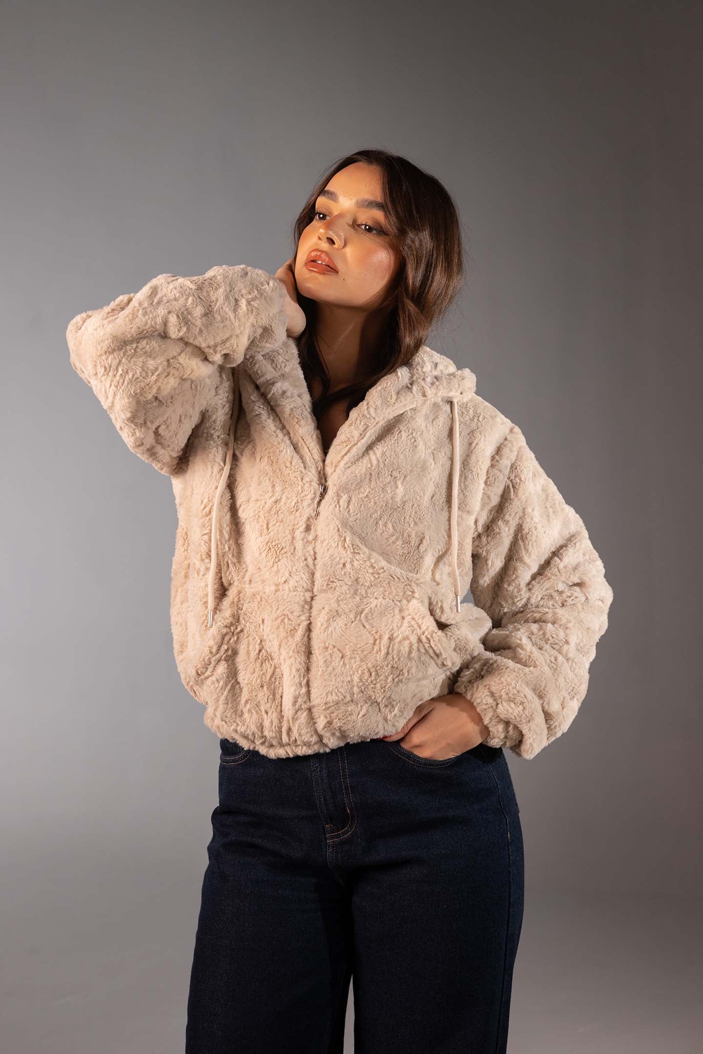 جاكيت فرو تيدي ناعم بسوستة بلون القهوة