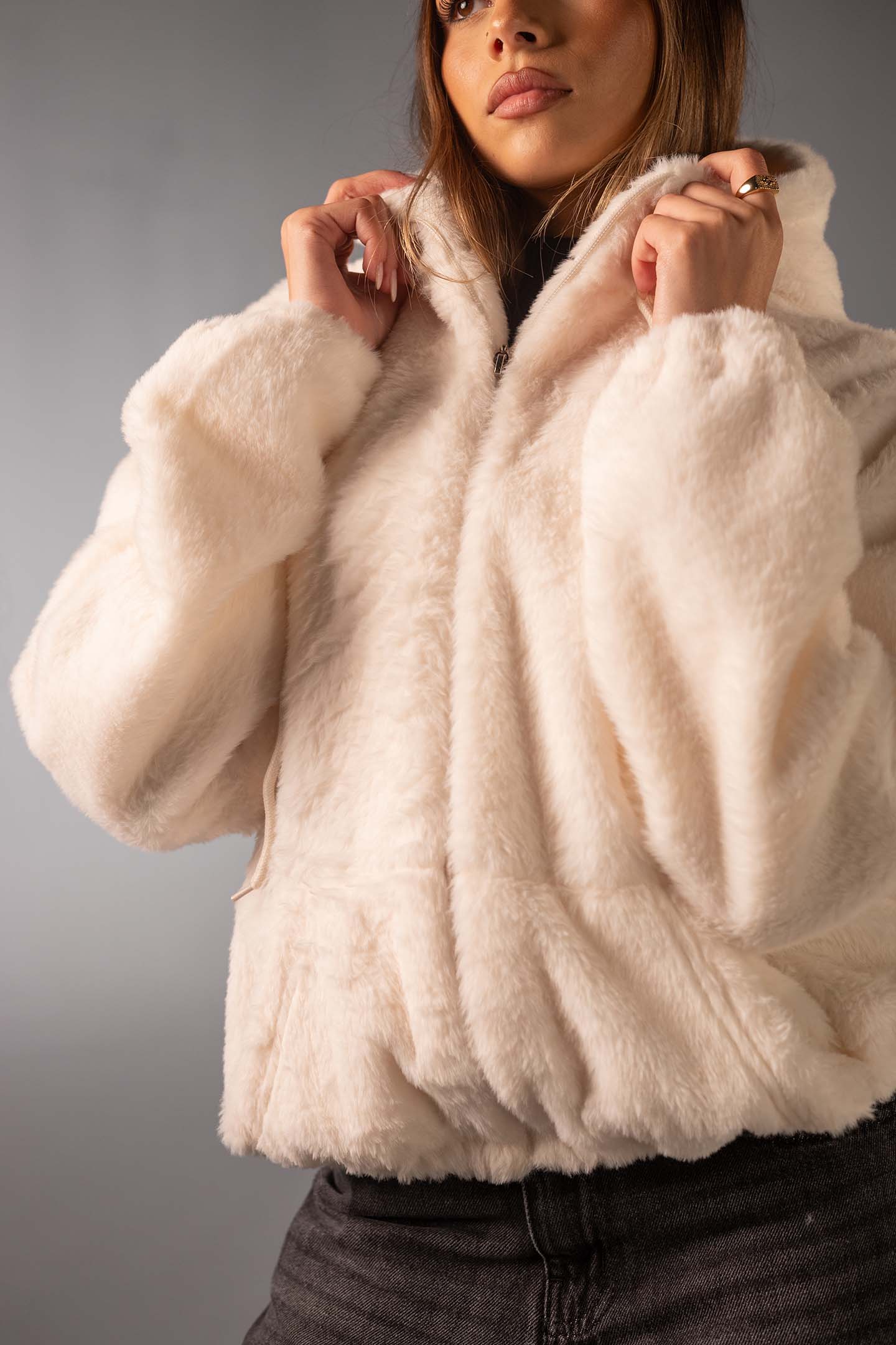 جاكيت فرو تيدي ناعم بسوستة – لون أوف وايت