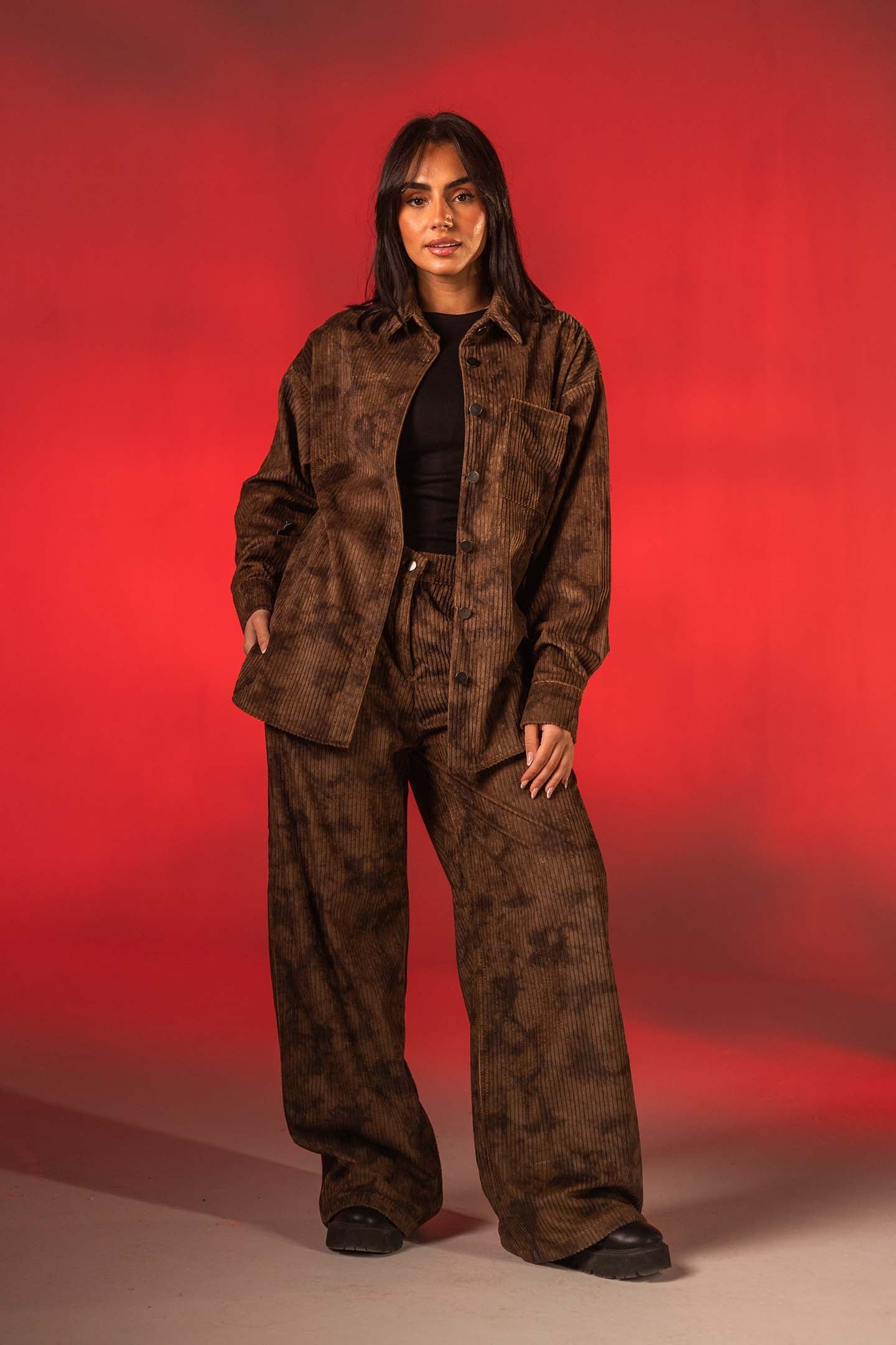 بنطال مخمل مضلّع بطبعة كاموفلاج – لون بني