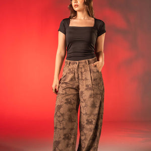 بنطال مخمل مضلّع بطبعة كاموفلاج – لون القهوة