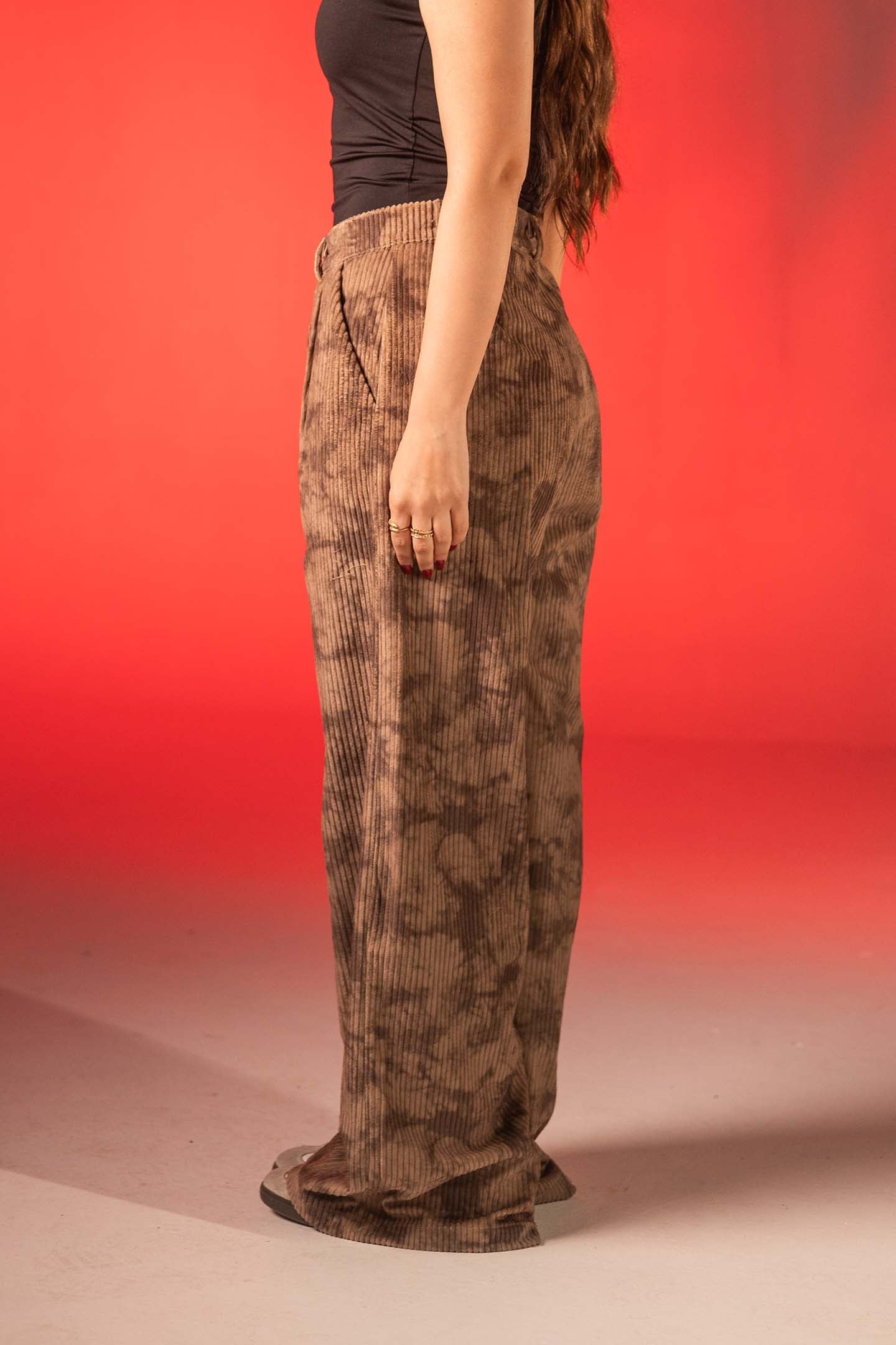 بنطال مخمل مضلّع بطبعة كاموفلاج – لون القهوة