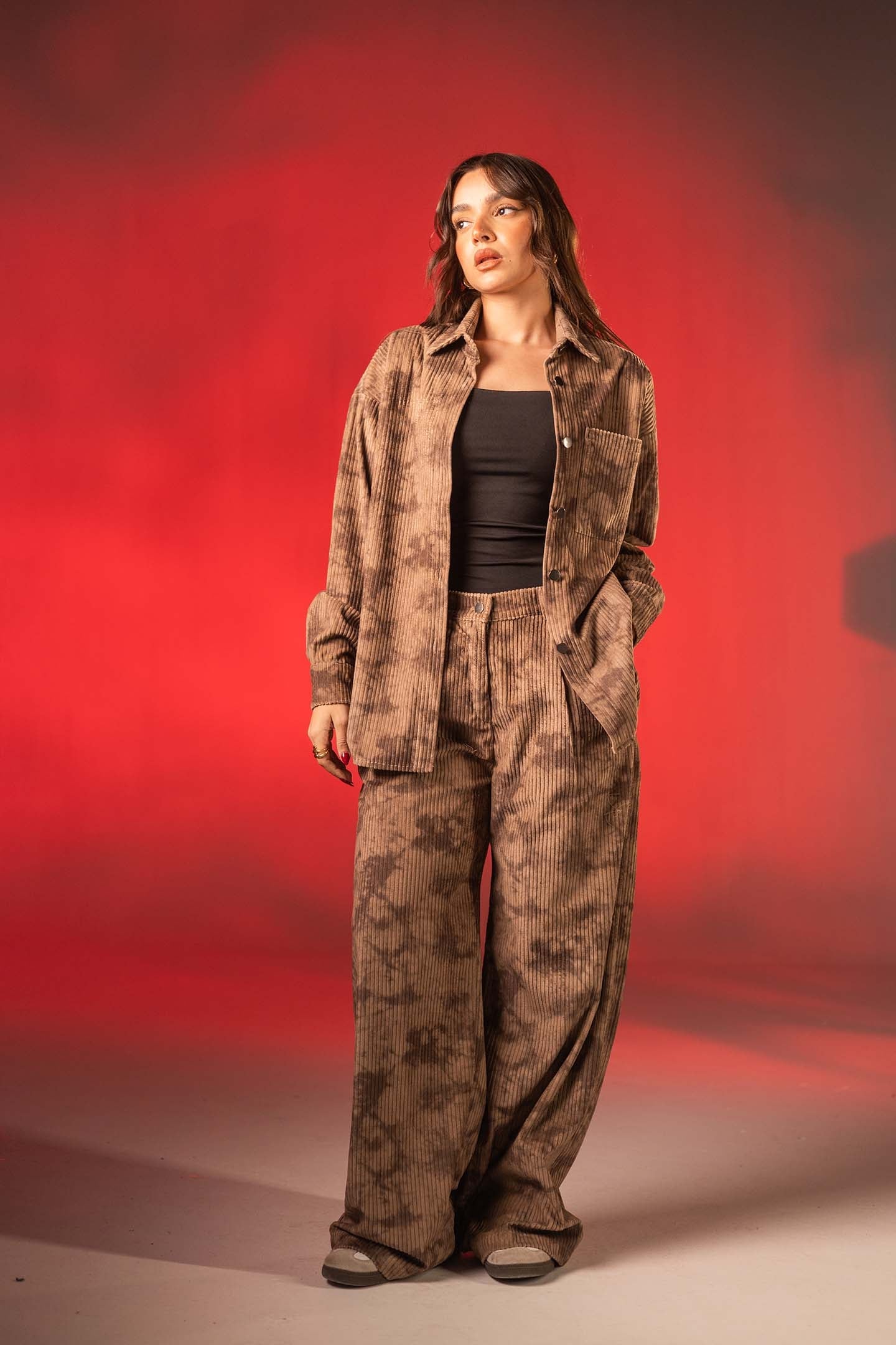 بنطال مخمل مضلّع بطبعة كاموفلاج – لون القهوة