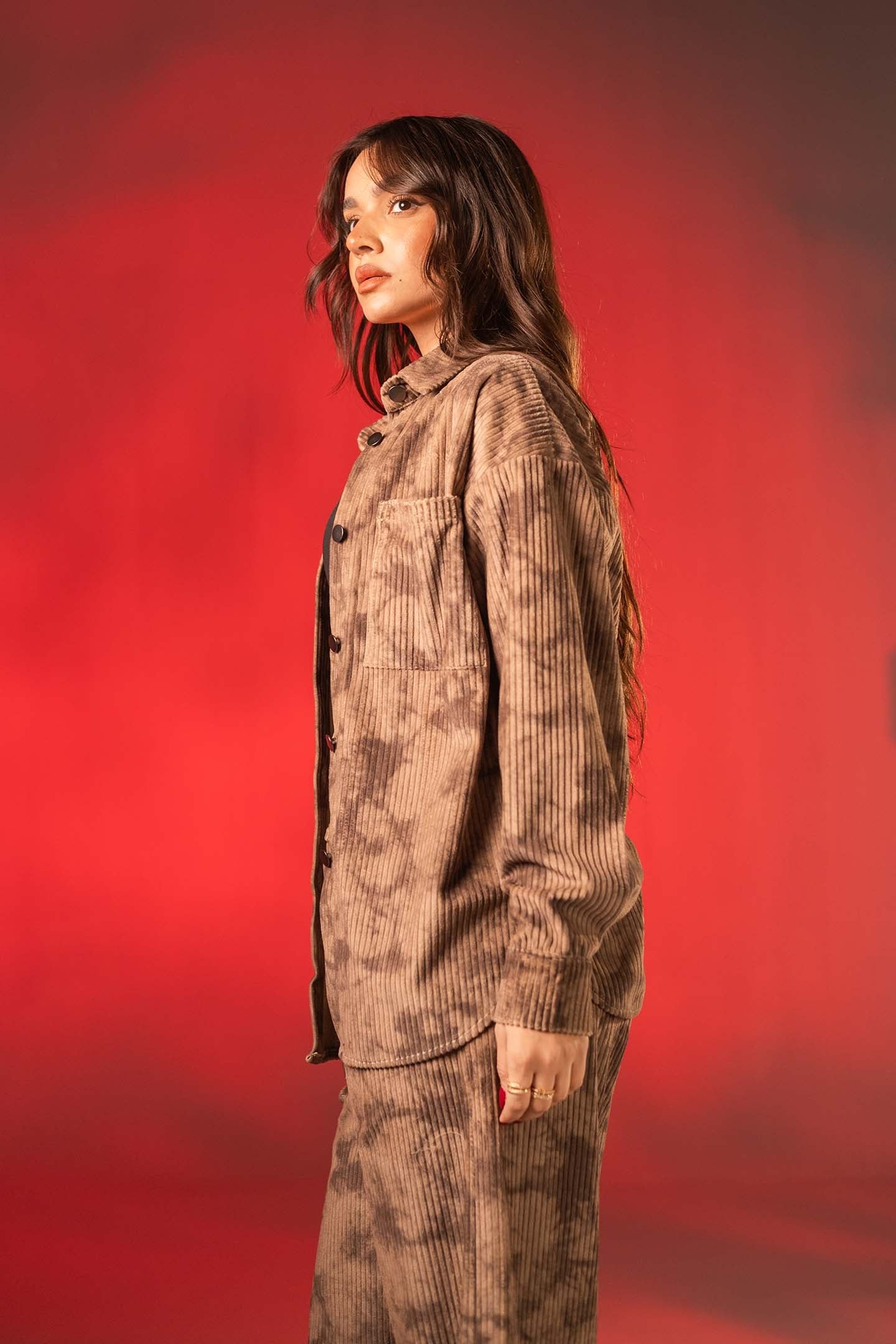 قميص مخمل مضلّع أوفر سايز بطبعة كاموفلاج – لون القهوة