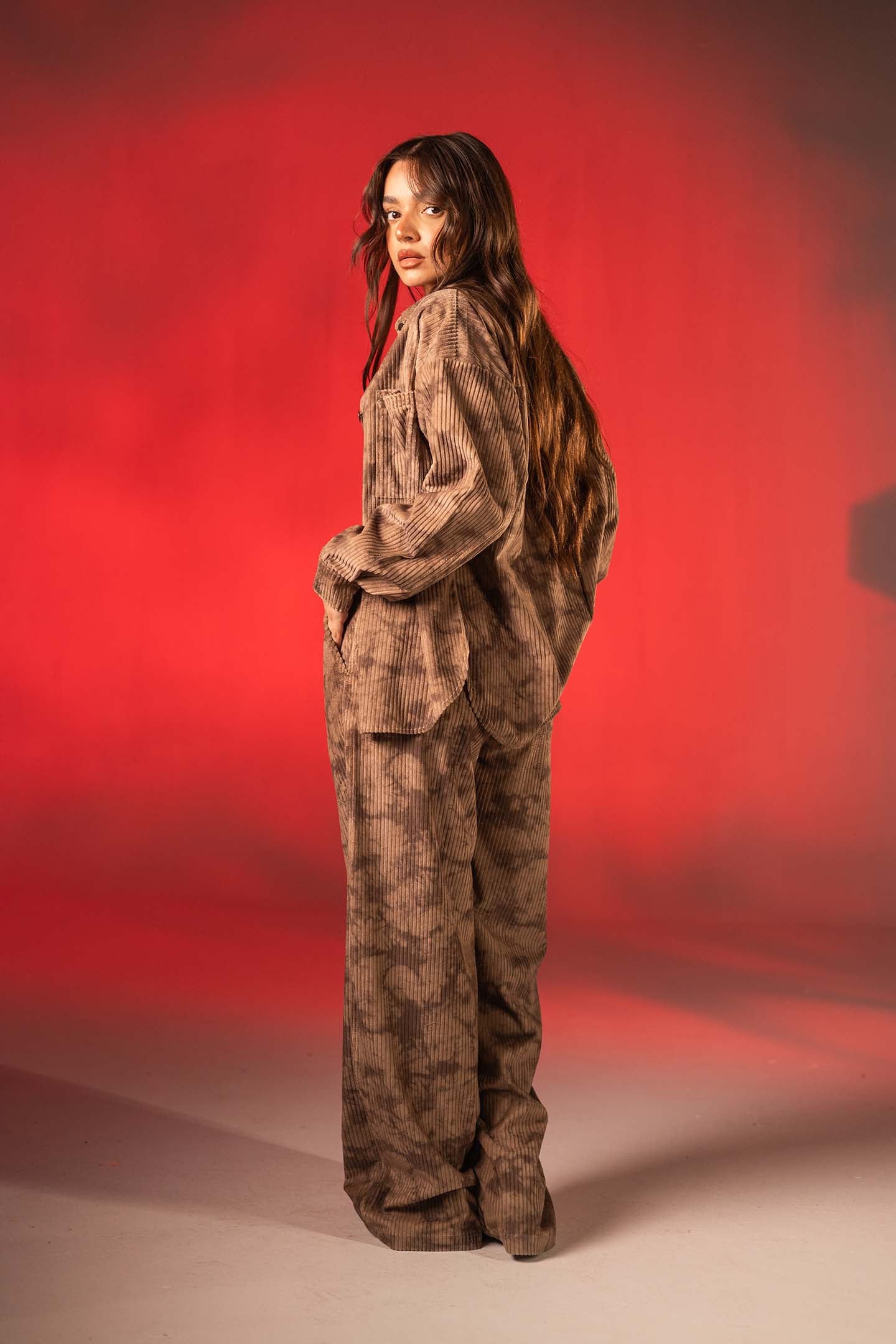 قميص مخمل مضلّع أوفر سايز بطبعة كاموفلاج – لون القهوة