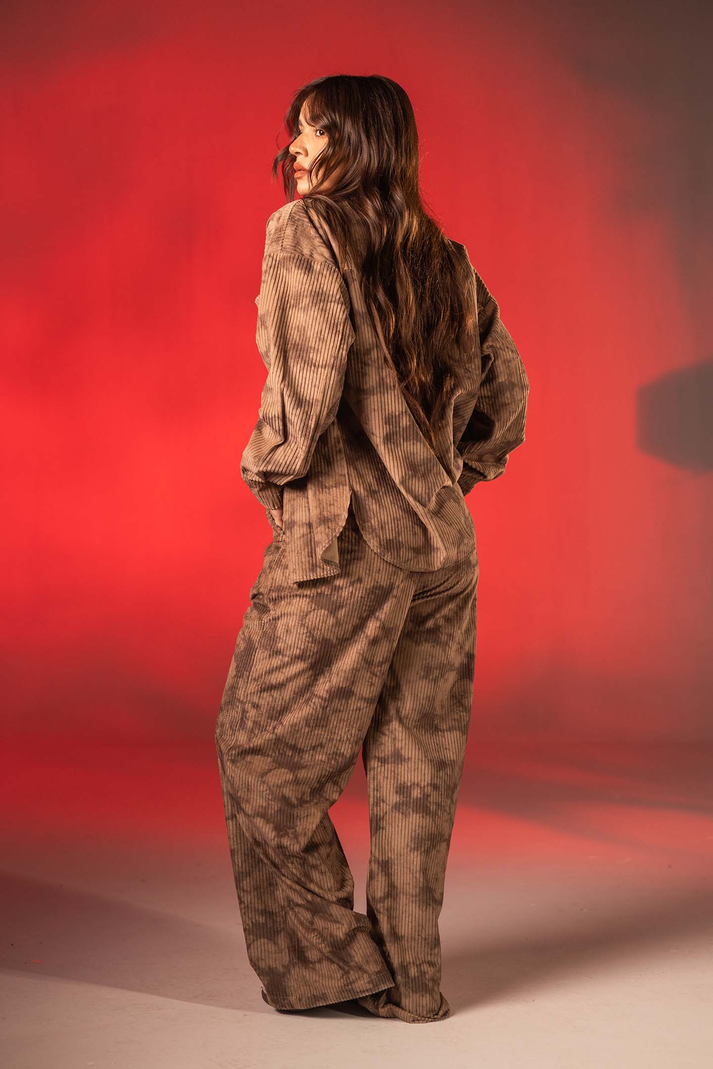 قميص مخمل مضلّع أوفر سايز بطبعة كاموفلاج – لون القهوة