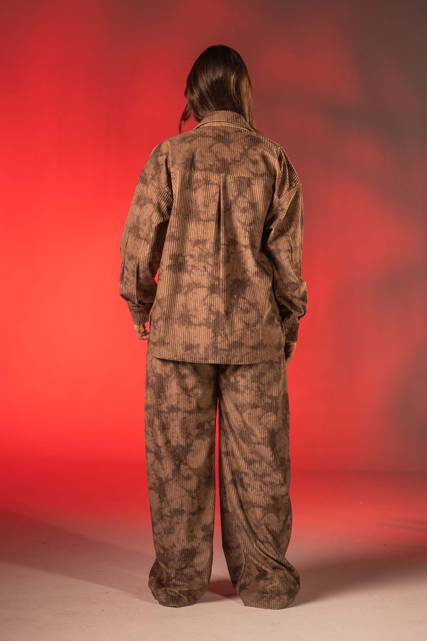 قميص مخمل مضلّع أوفر سايز بطبعة كاموفلاج – لون القهوة