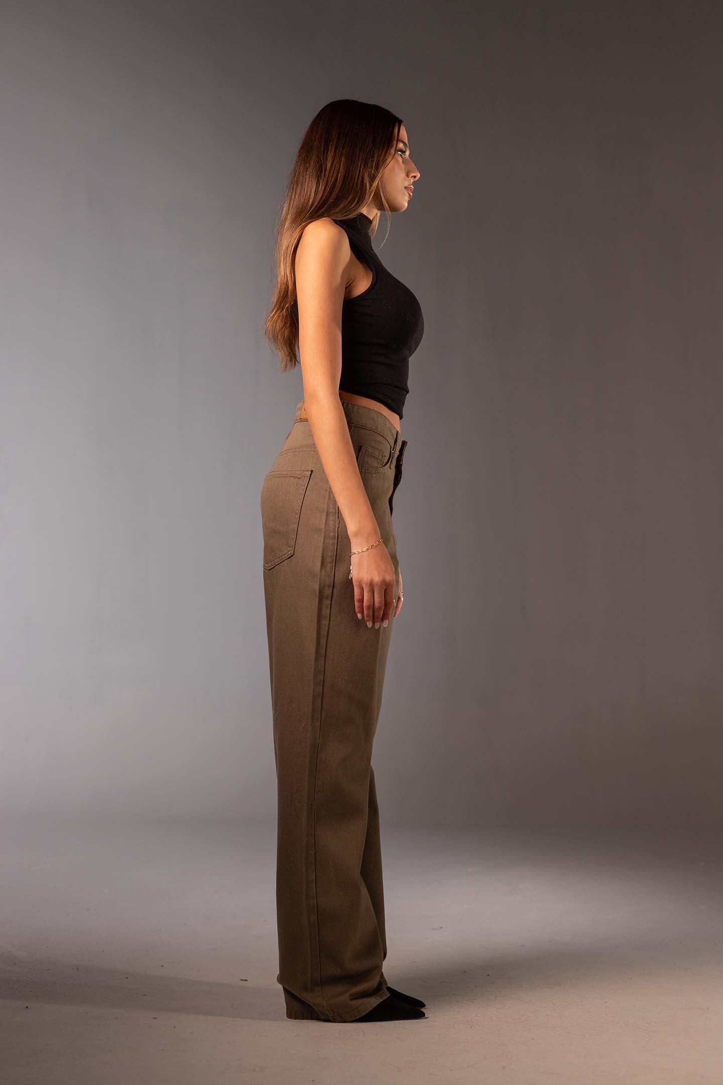 جينز دينم زيتي بقَصّة واسعة