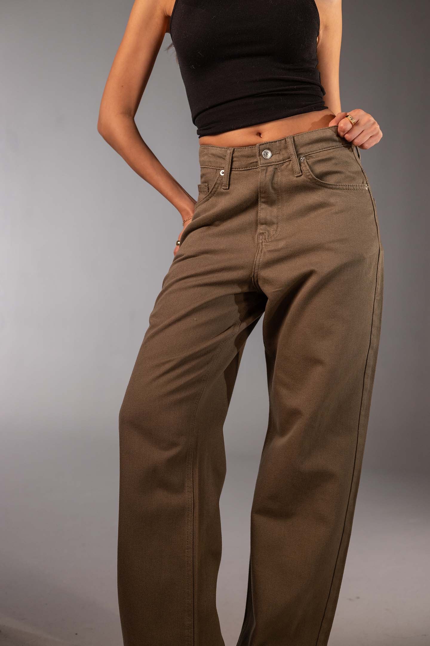 جينز دينم زيتي بقَصّة واسعة