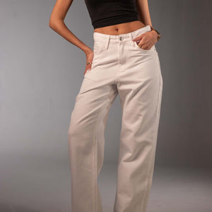 جينز دينم أبيض بقَصّة واسعة