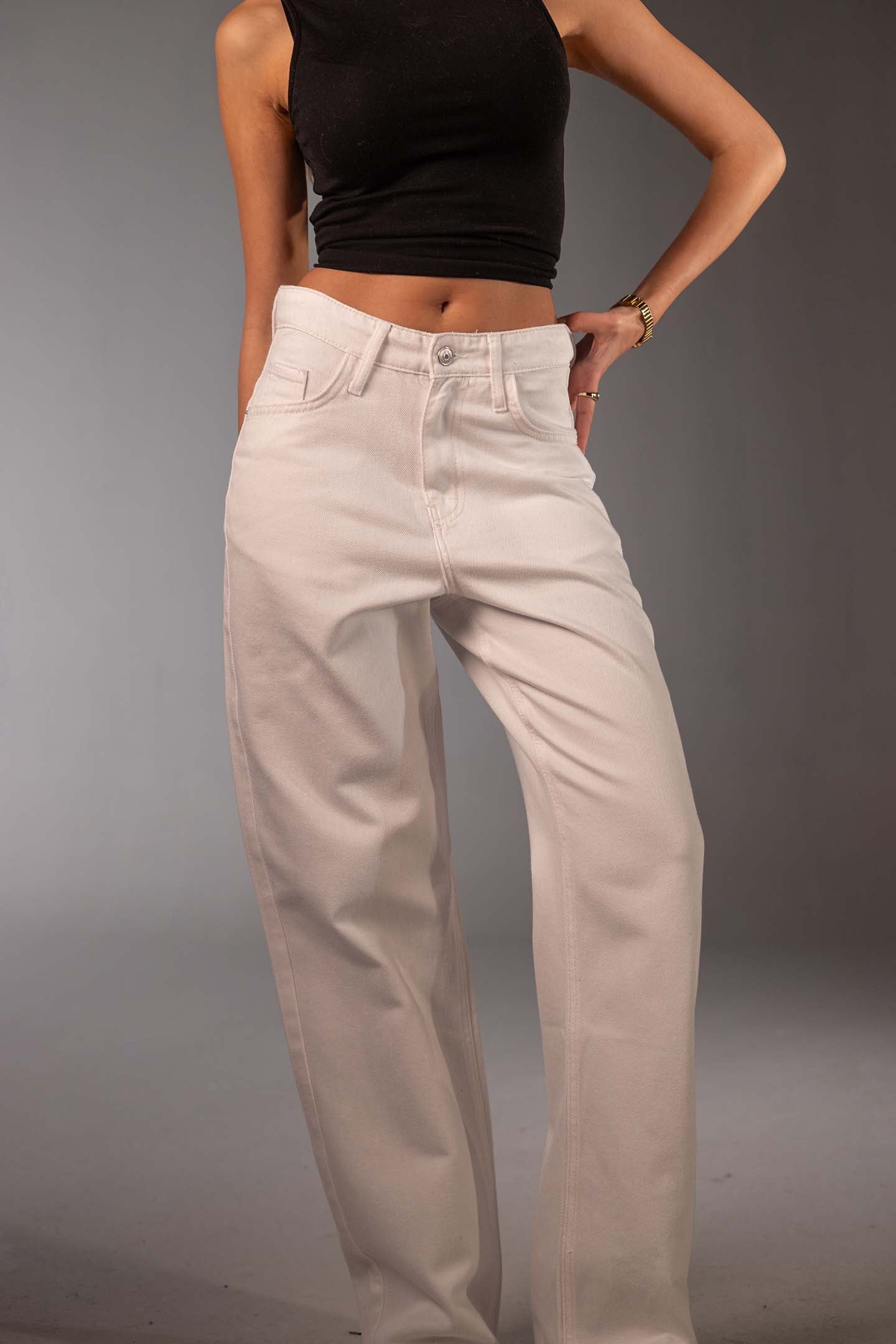 جينز دينم أبيض بقَصّة واسعة