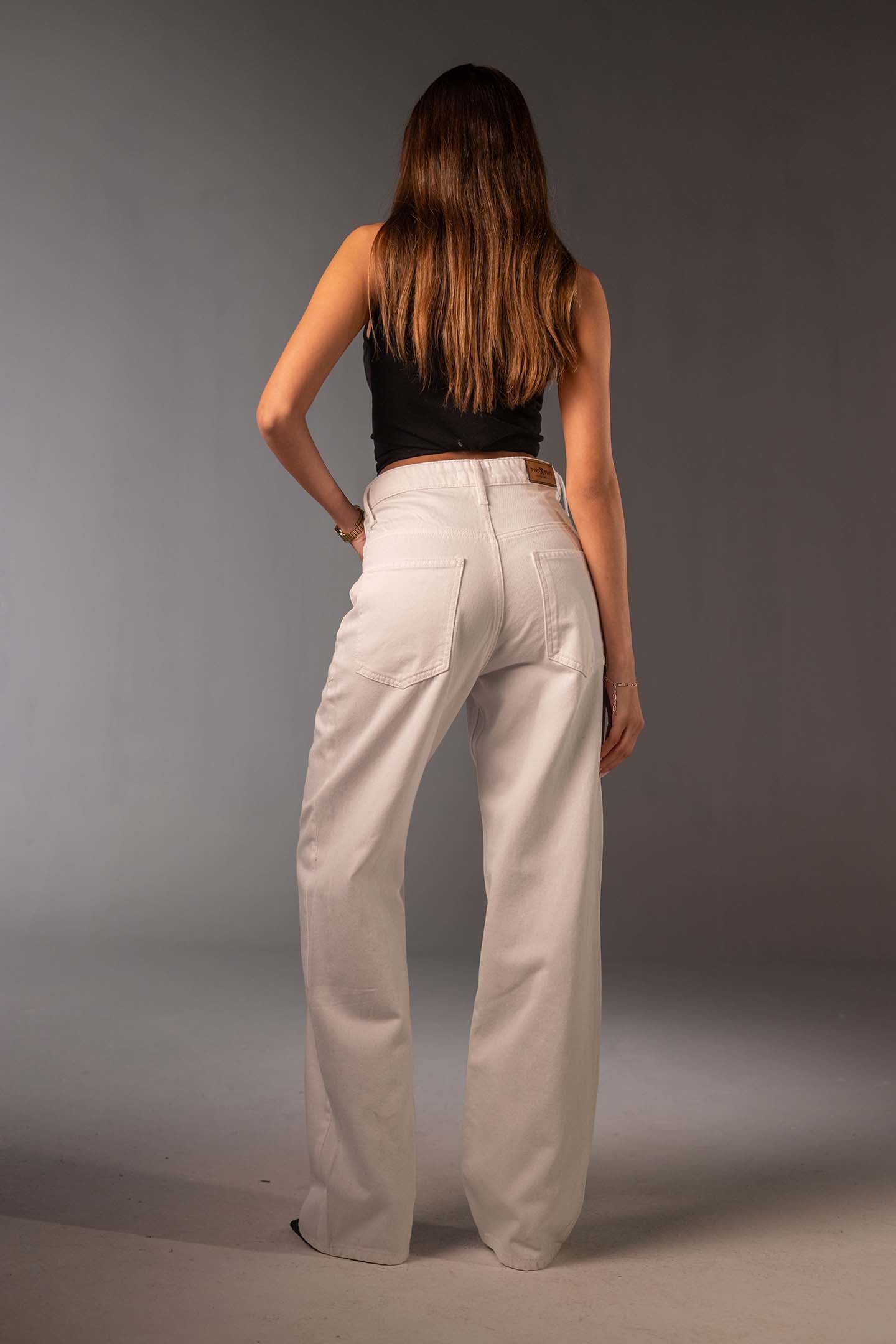 جينز دينم أبيض بقَصّة واسعة