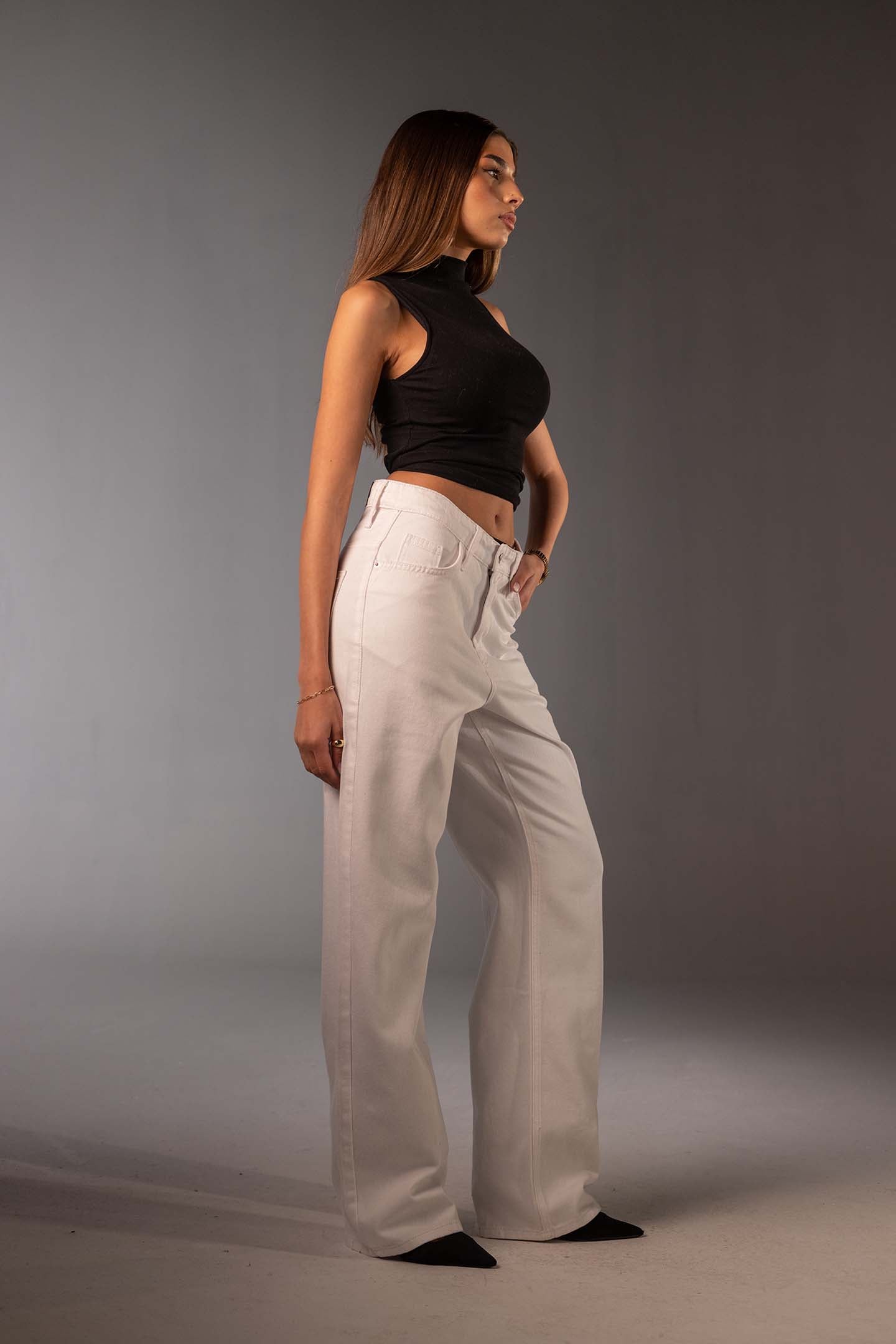 جينز دينم أبيض بقَصّة واسعة