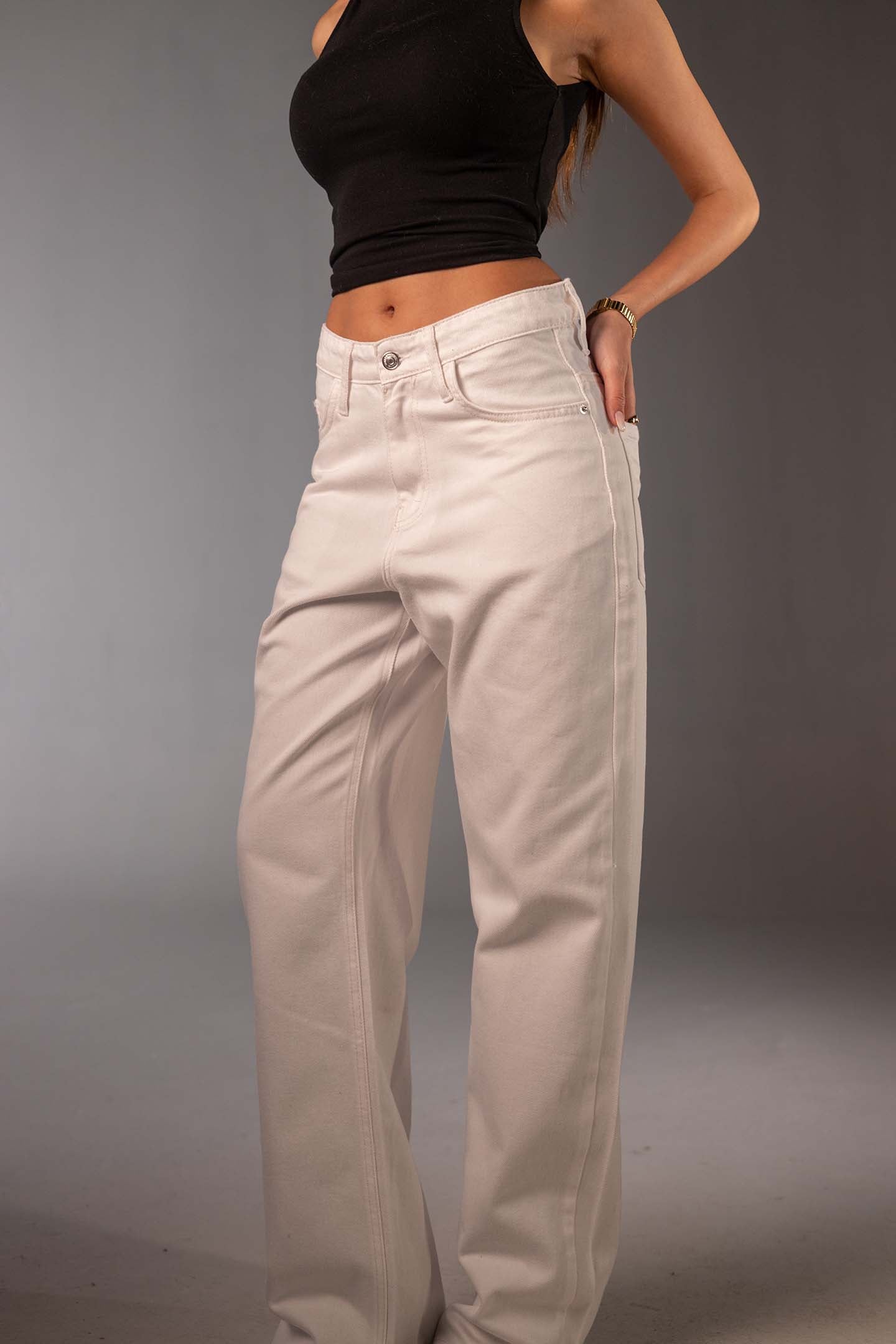 جينز دينم أبيض بقَصّة واسعة