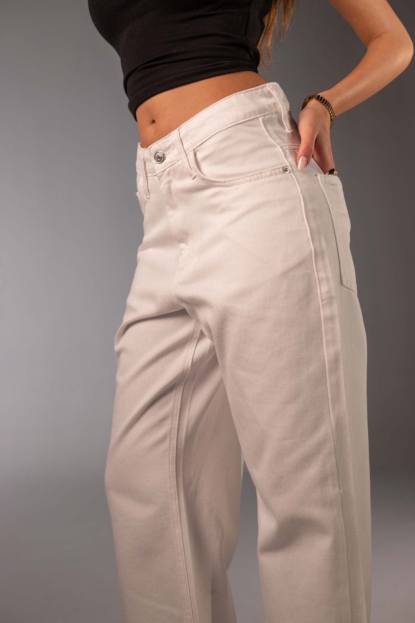 جينز دينم أبيض بقَصّة واسعة