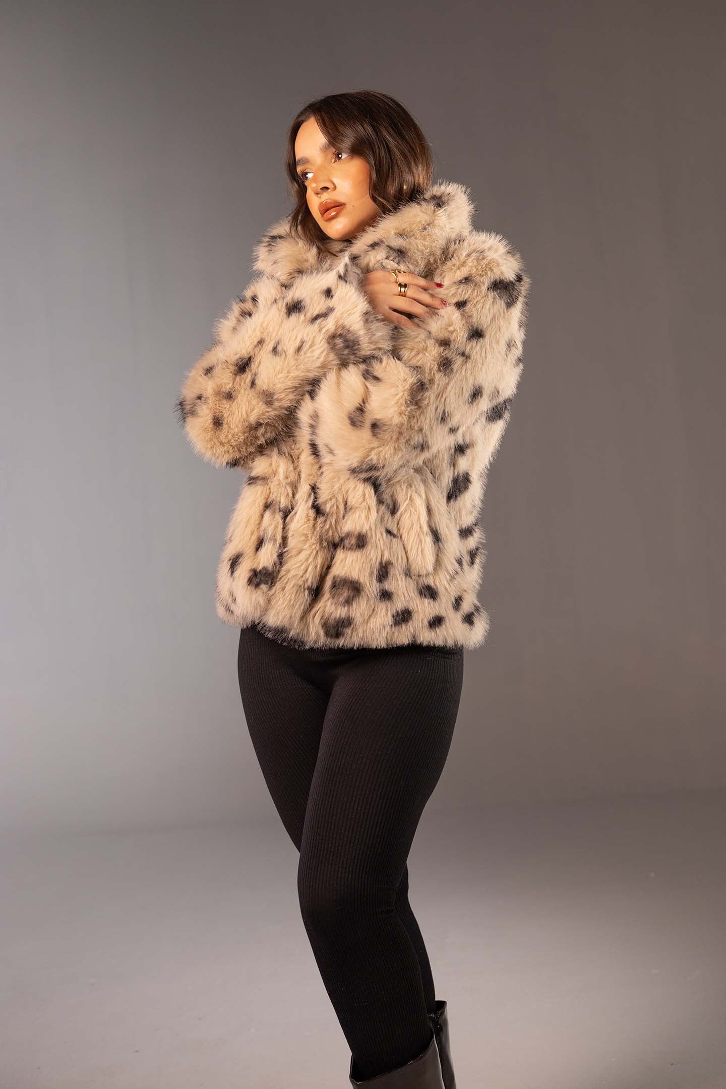 معطف فرو صناعي بيج بطبعة حيوانات