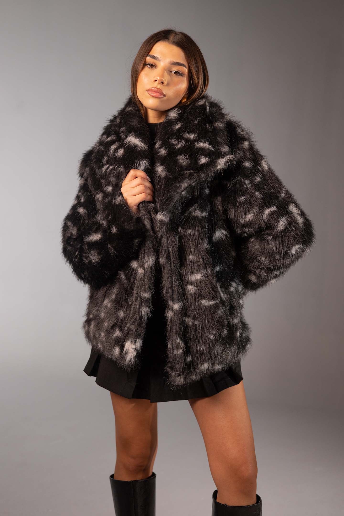 معطف فرو صناعي أسود بطبعة حيوانات