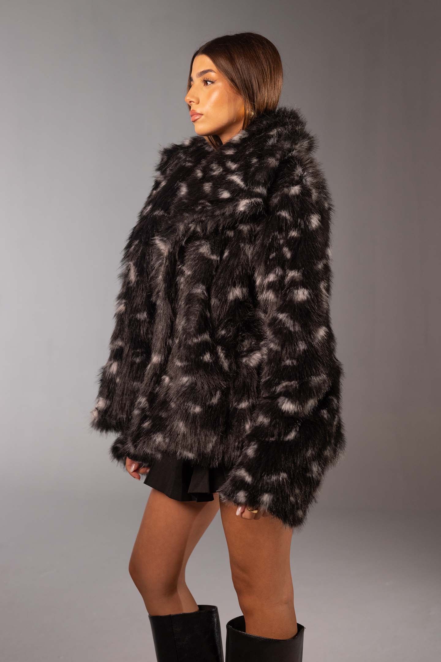 معطف فرو صناعي أسود بطبعة حيوانات