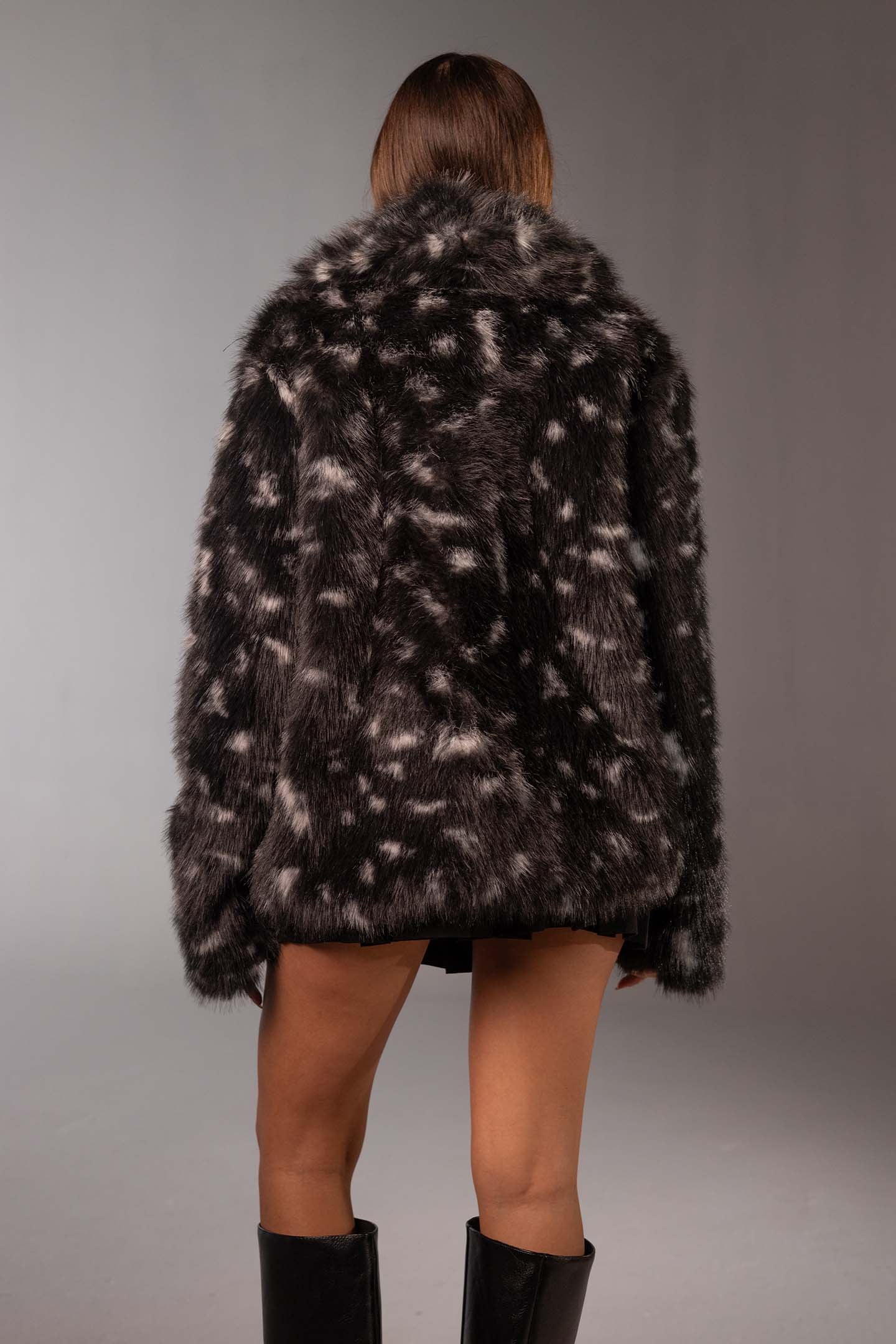 معطف فرو صناعي أسود بطبعة حيوانات