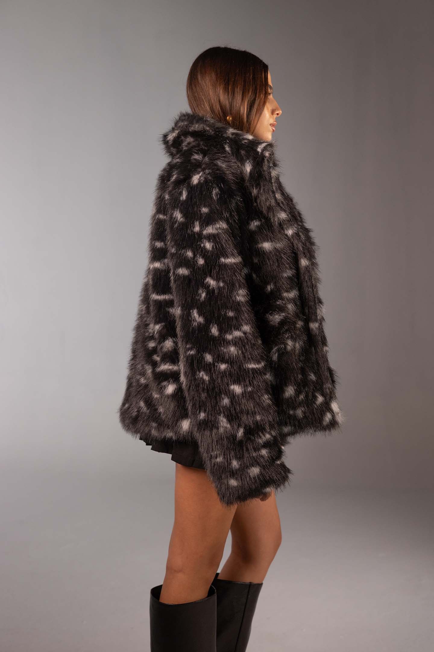 معطف فرو صناعي أسود بطبعة حيوانات