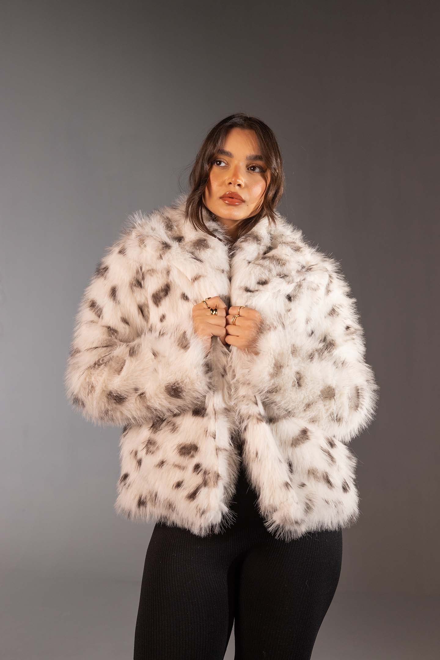 معطف فرو صناعي أوف وايت بطبعة حيوانات