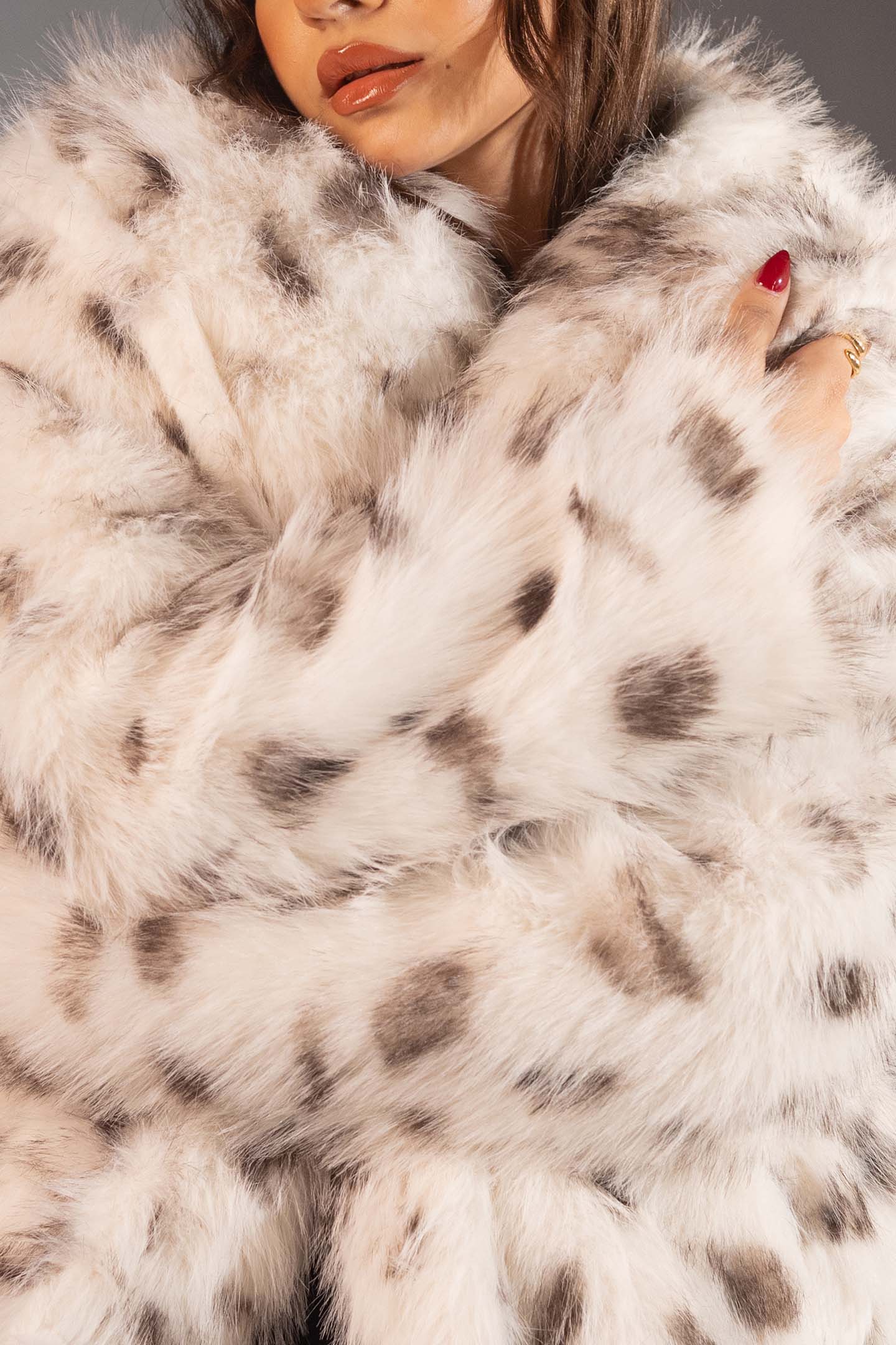 معطف فرو صناعي أوف وايت بطبعة حيوانات