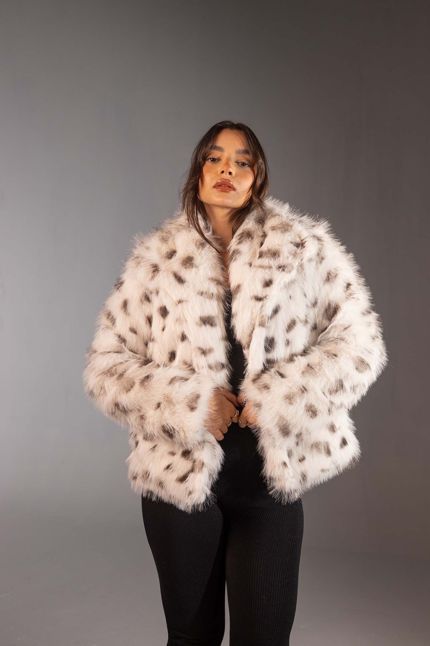 معطف فرو صناعي أوف وايت بطبعة حيوانات