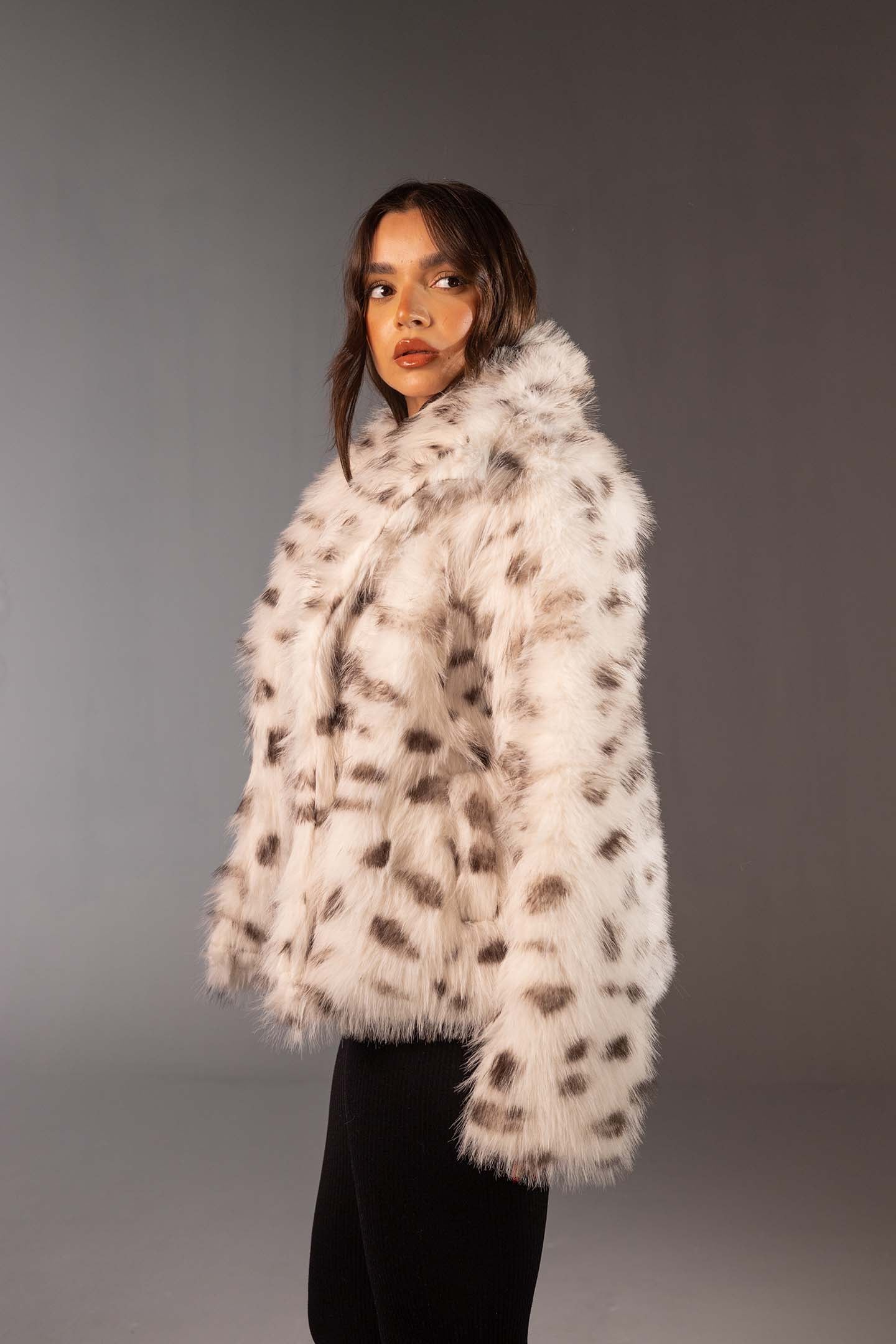 معطف فرو صناعي أوف وايت بطبعة حيوانات