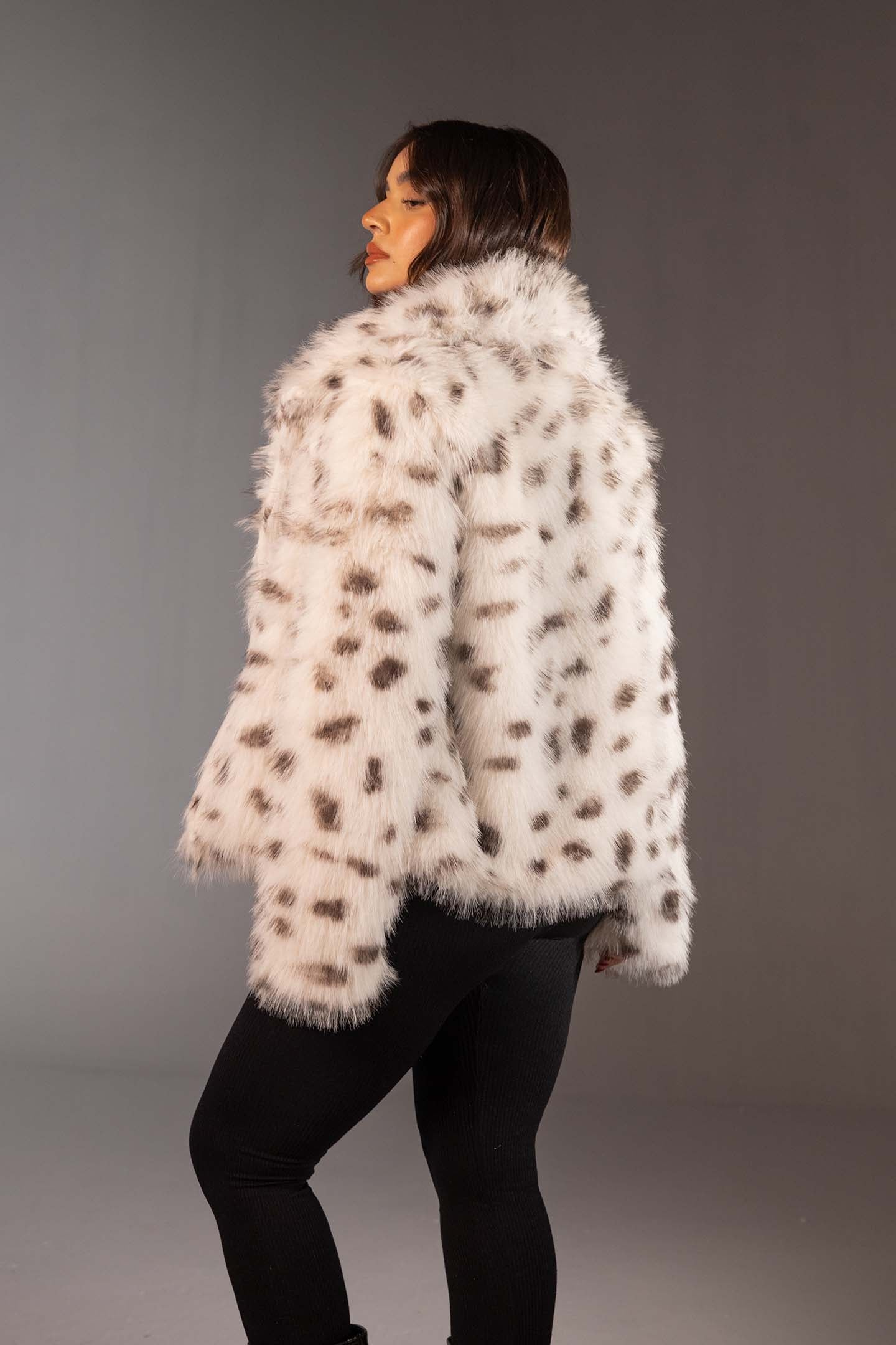 معطف فرو صناعي أوف وايت بطبعة حيوانات