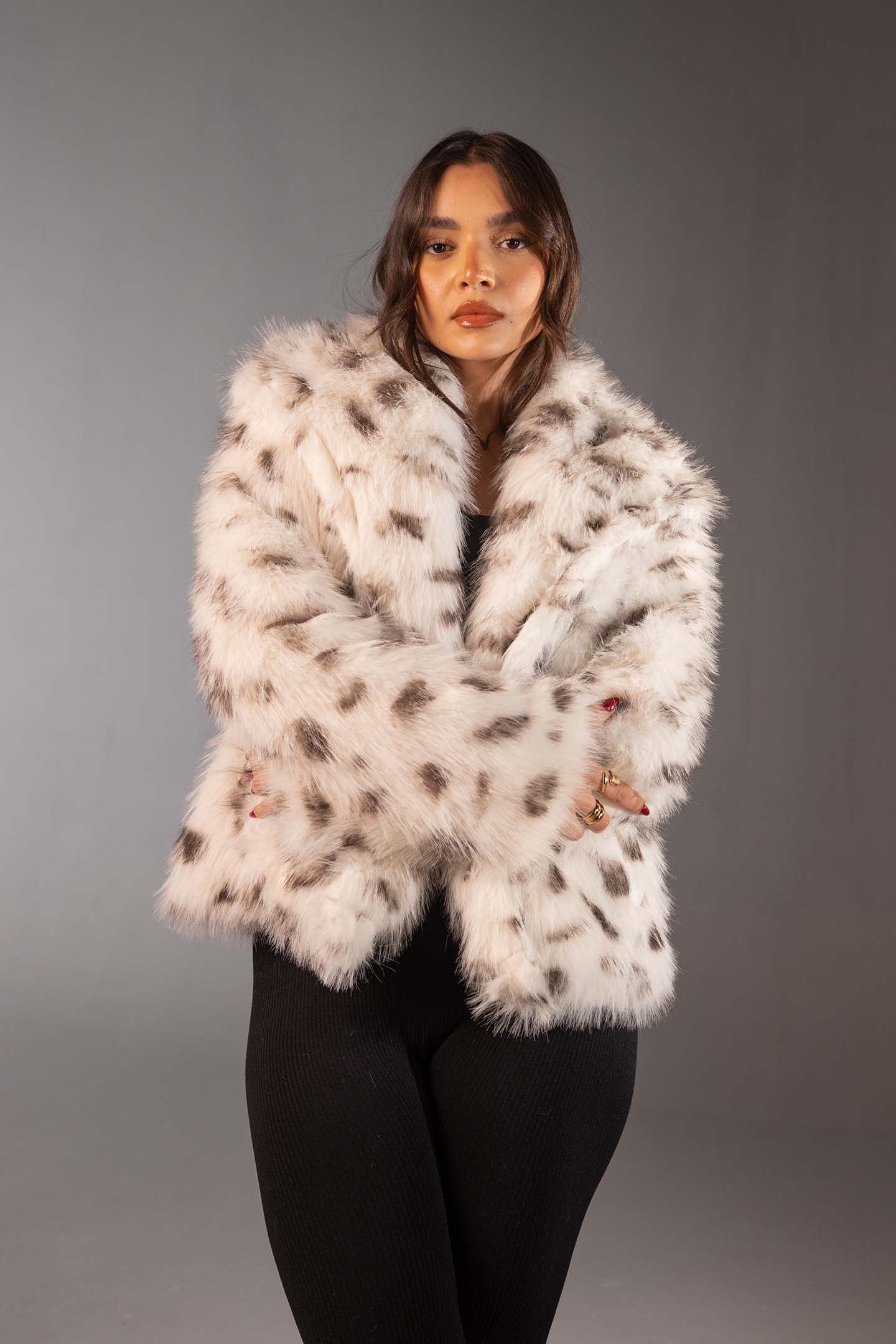 معطف فرو صناعي أوف وايت بطبعة حيوانات