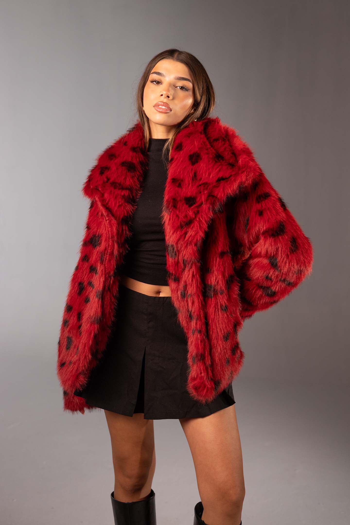 معطف فرو صناعي أحمر بطبعة حيوانات