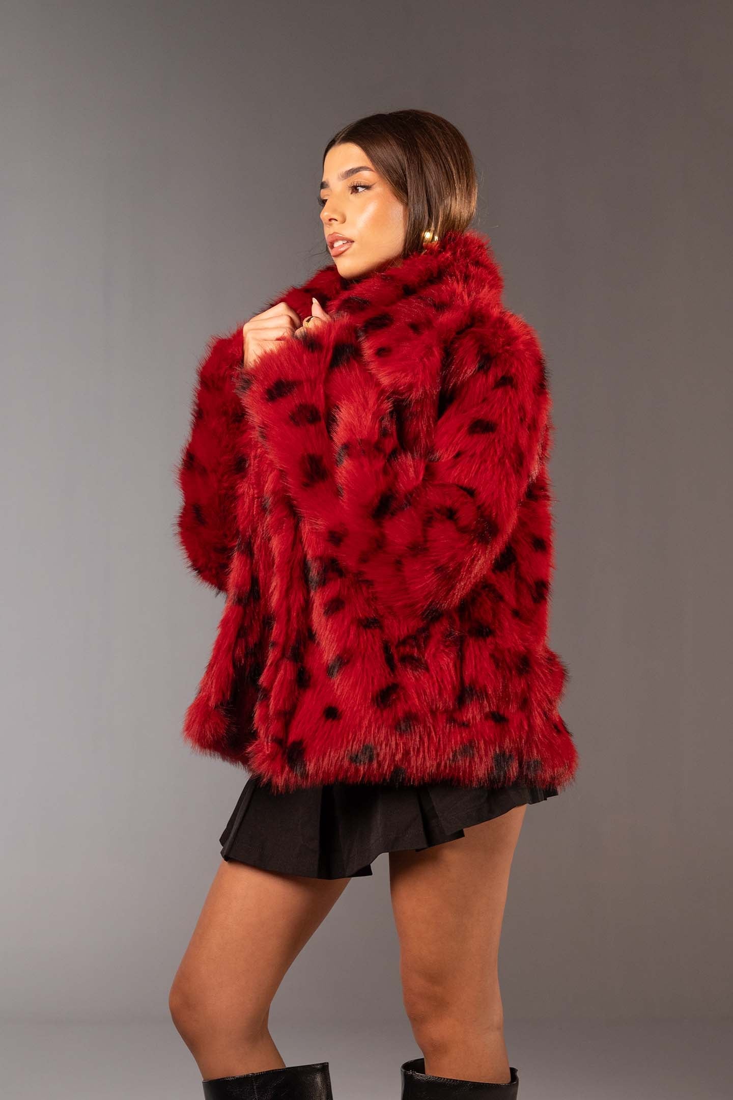 معطف فرو صناعي أحمر بطبعة حيوانات