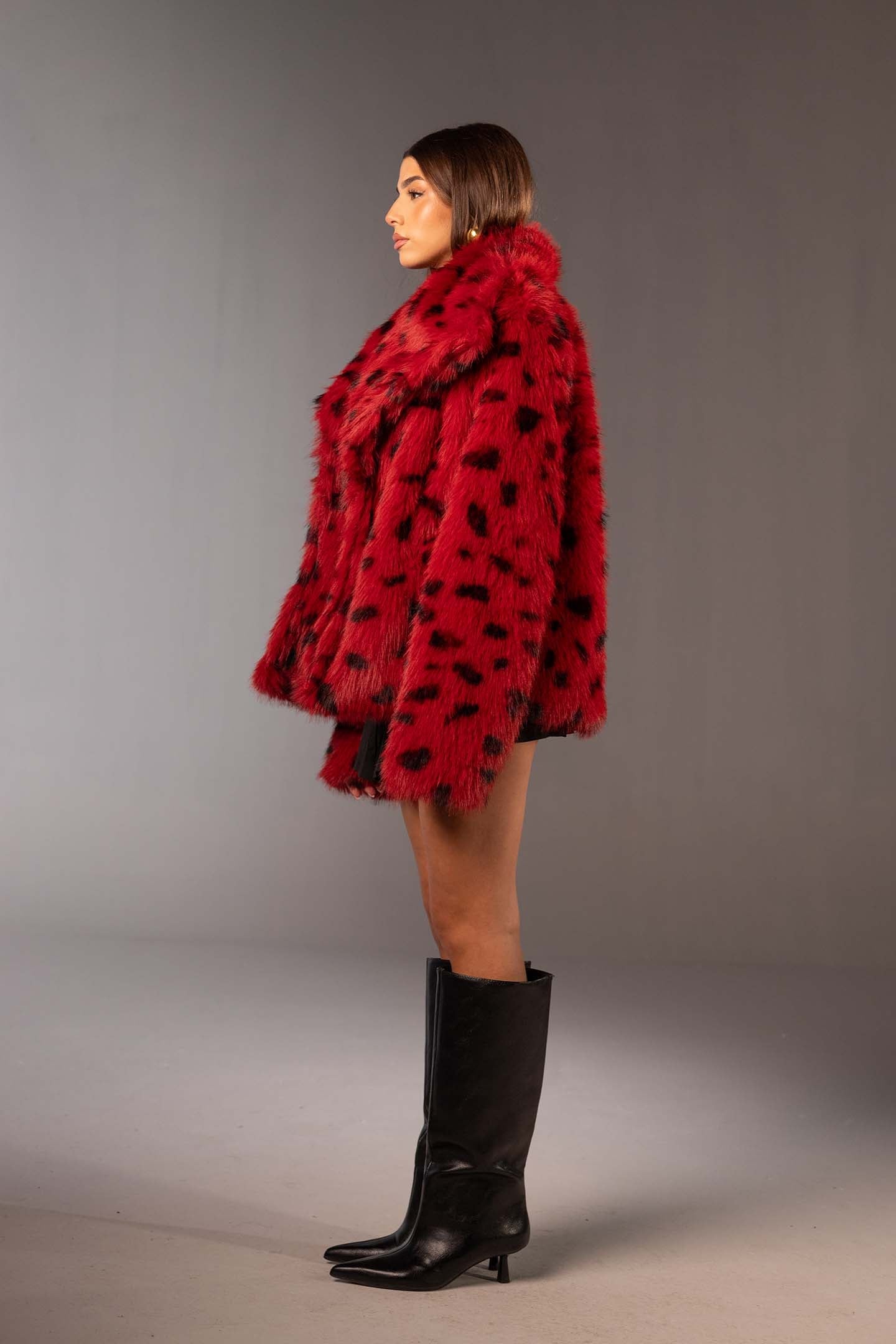 معطف فرو صناعي أحمر بطبعة حيوانات