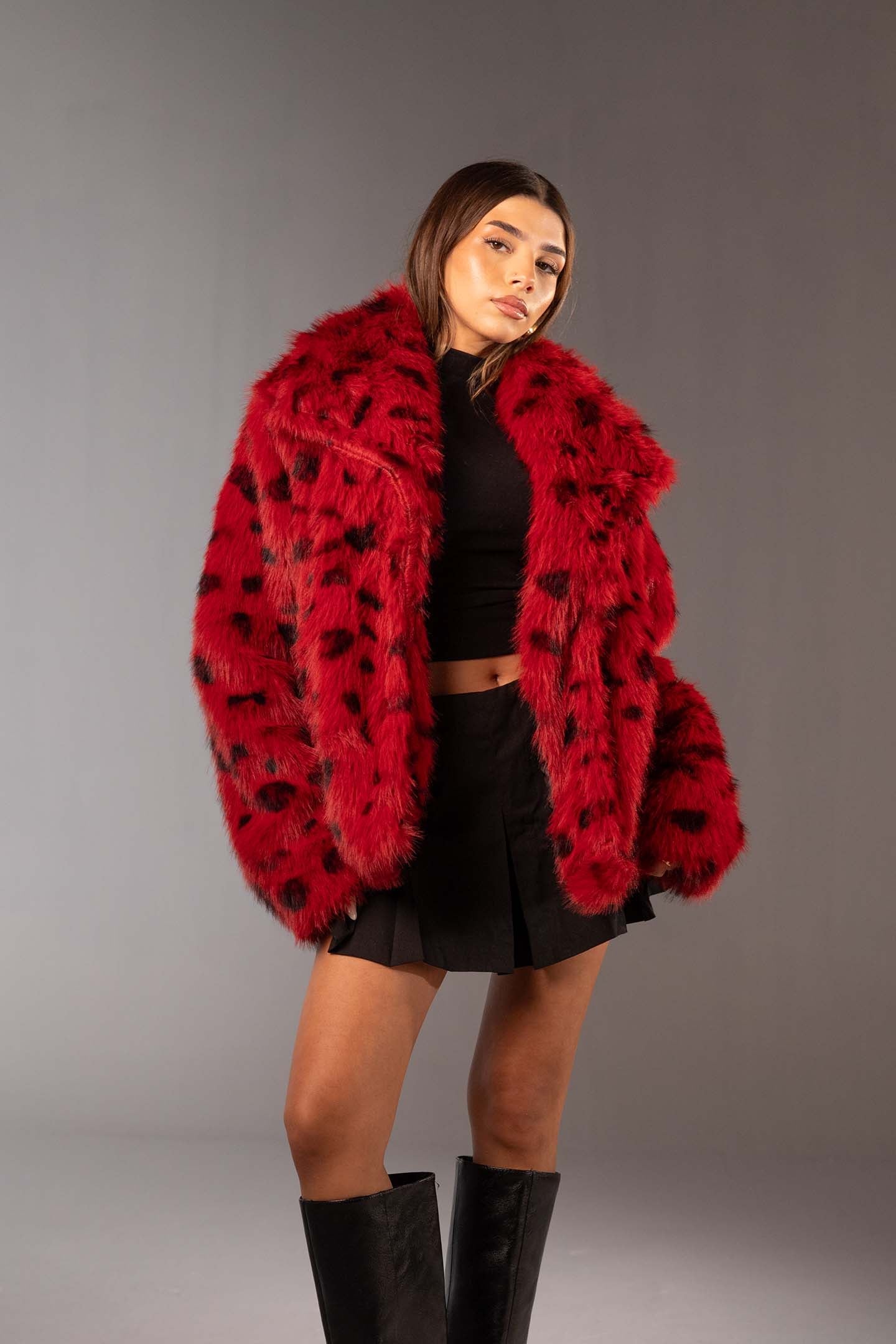 معطف فرو صناعي أحمر بطبعة حيوانات