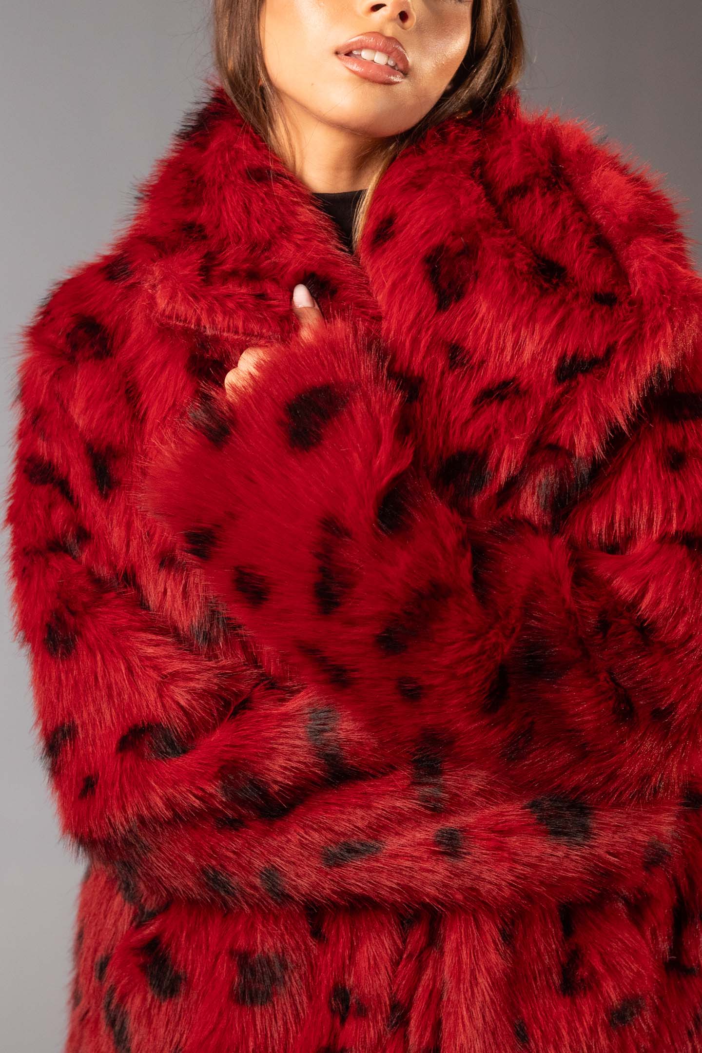 معطف فرو صناعي أحمر بطبعة حيوانات