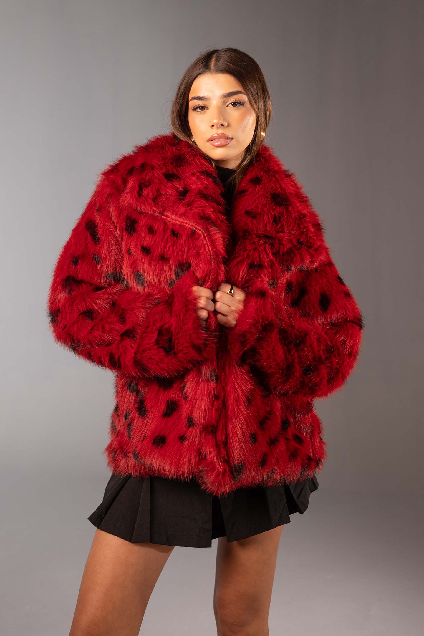 معطف فرو صناعي أحمر بطبعة حيوانات