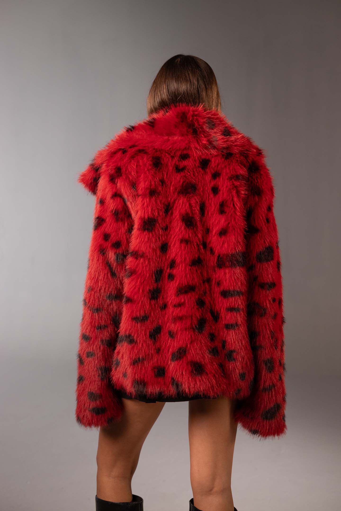 معطف فرو صناعي أحمر بطبعة حيوانات