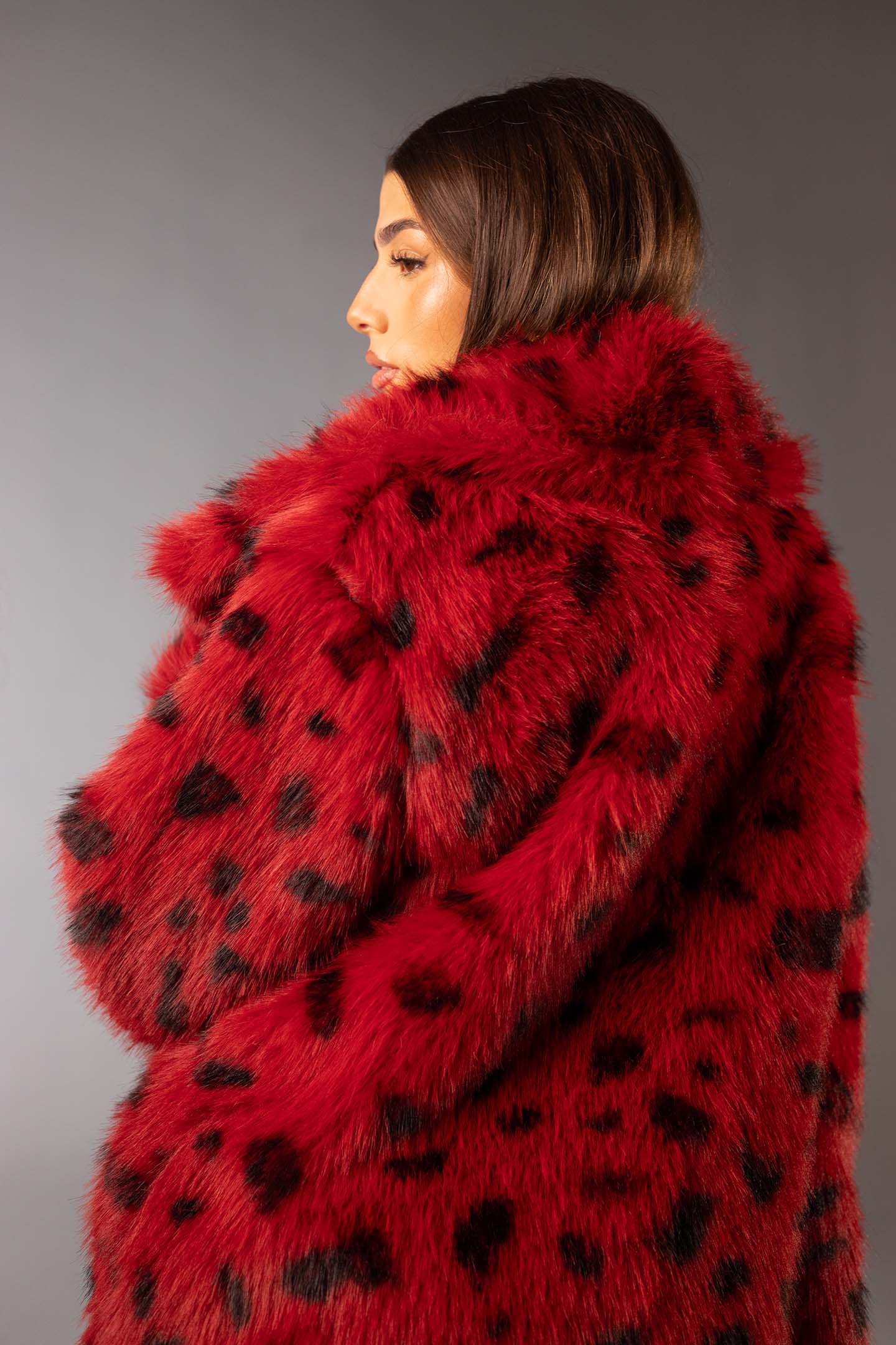 معطف فرو صناعي أحمر بطبعة حيوانات