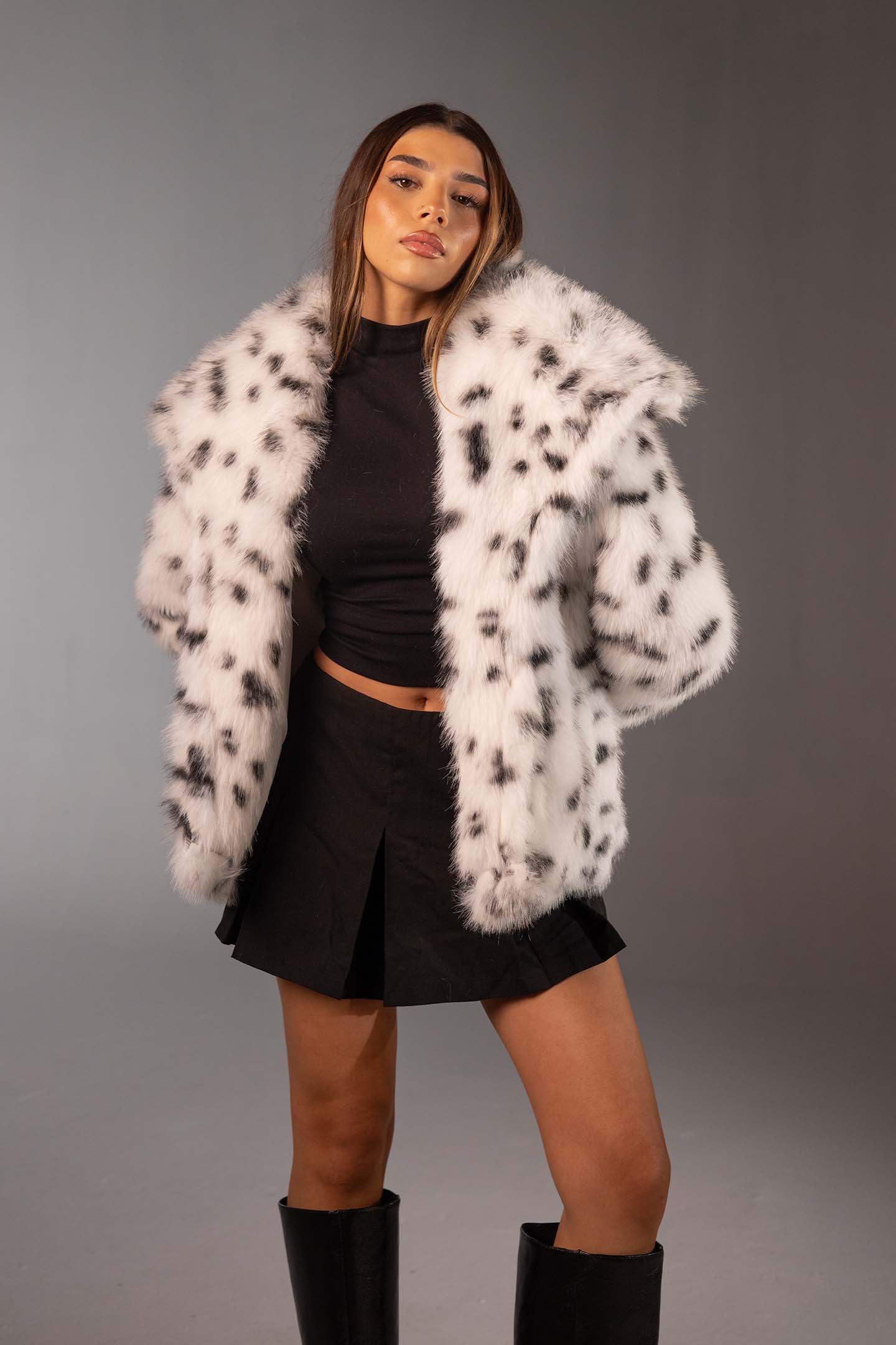 معطف فرو صناعي أبيض بطبعة حيوانات