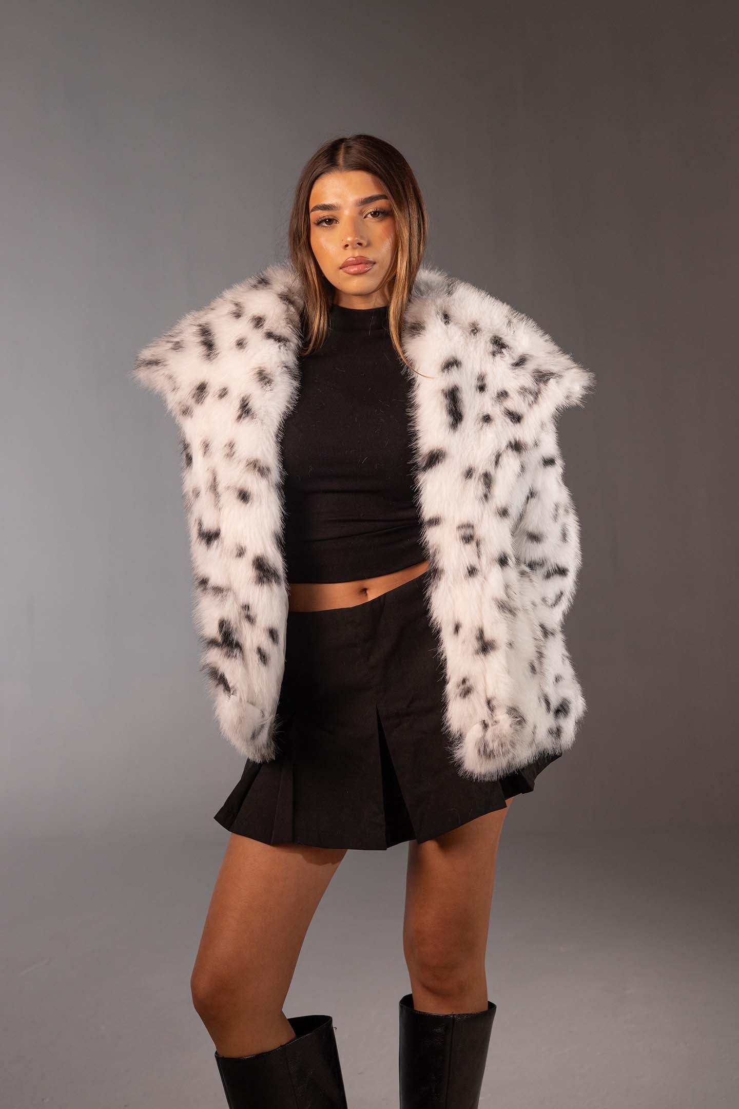 معطف فرو صناعي أبيض بطبعة حيوانات