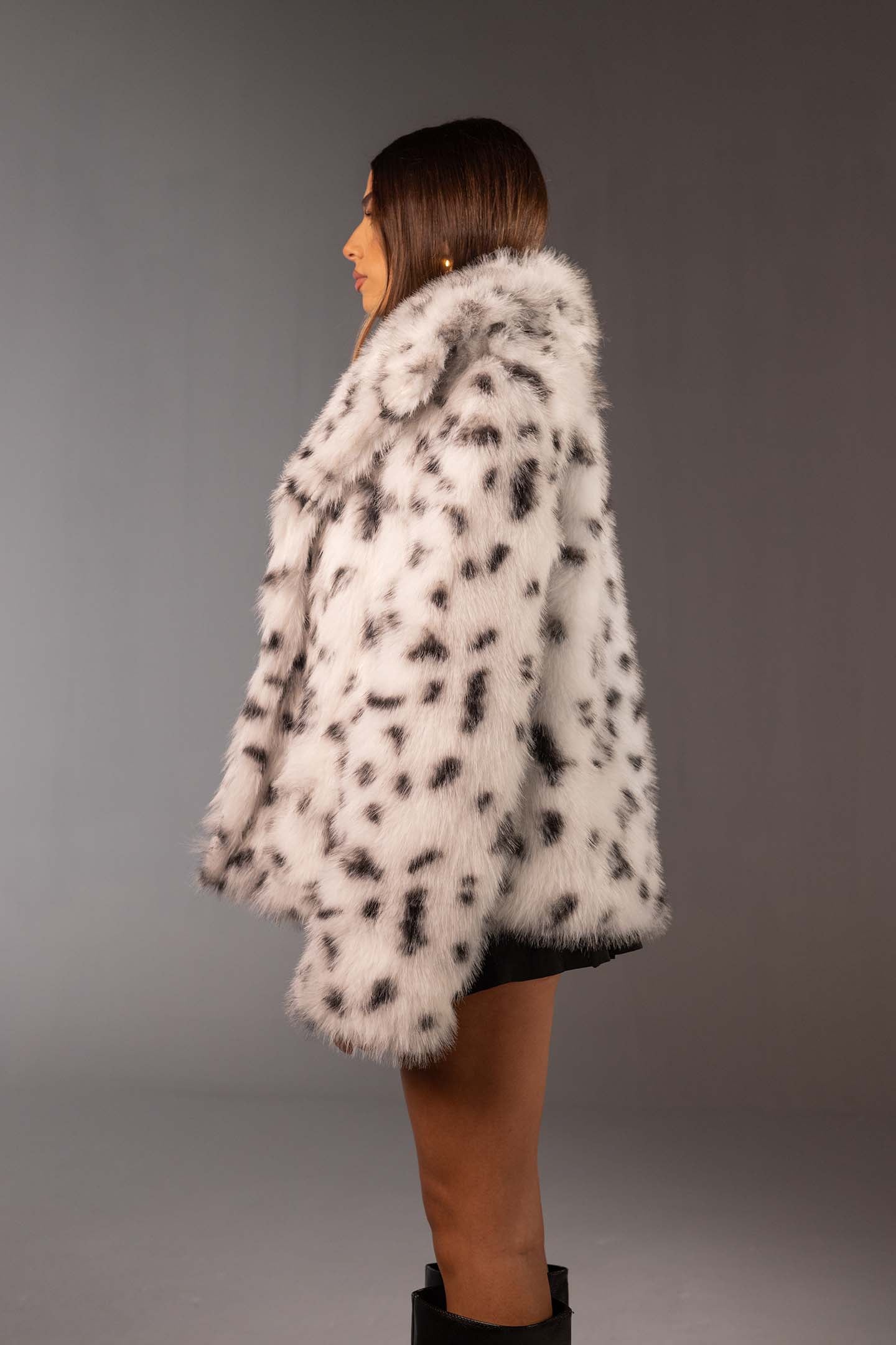 معطف فرو صناعي أبيض بطبعة حيوانات