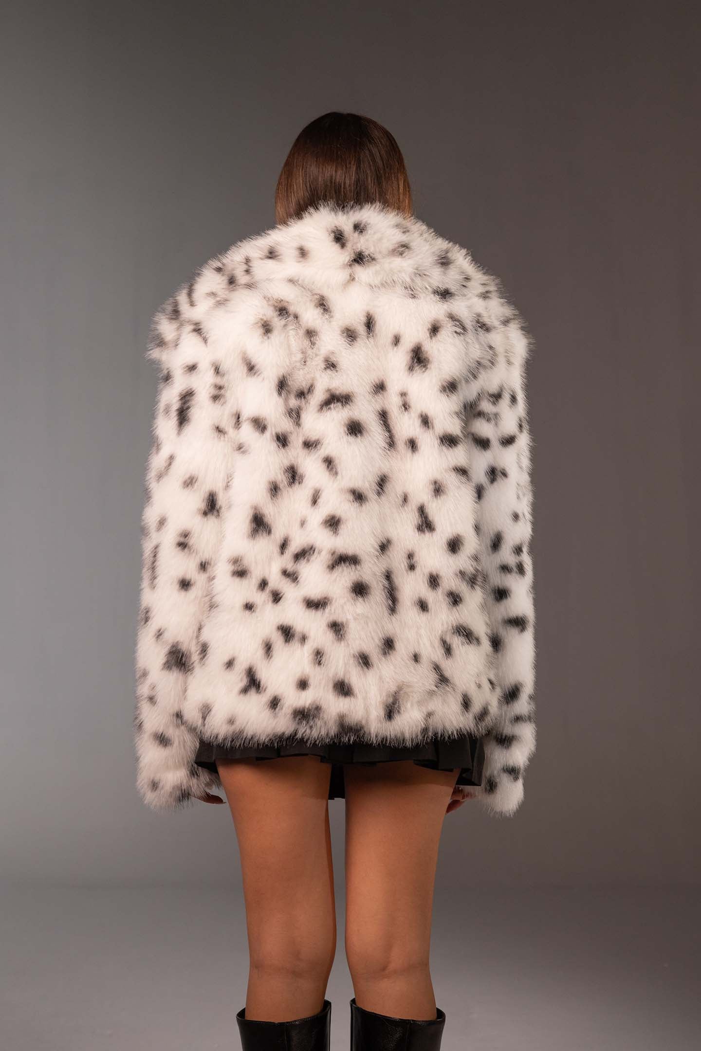 معطف فرو صناعي أبيض بطبعة حيوانات