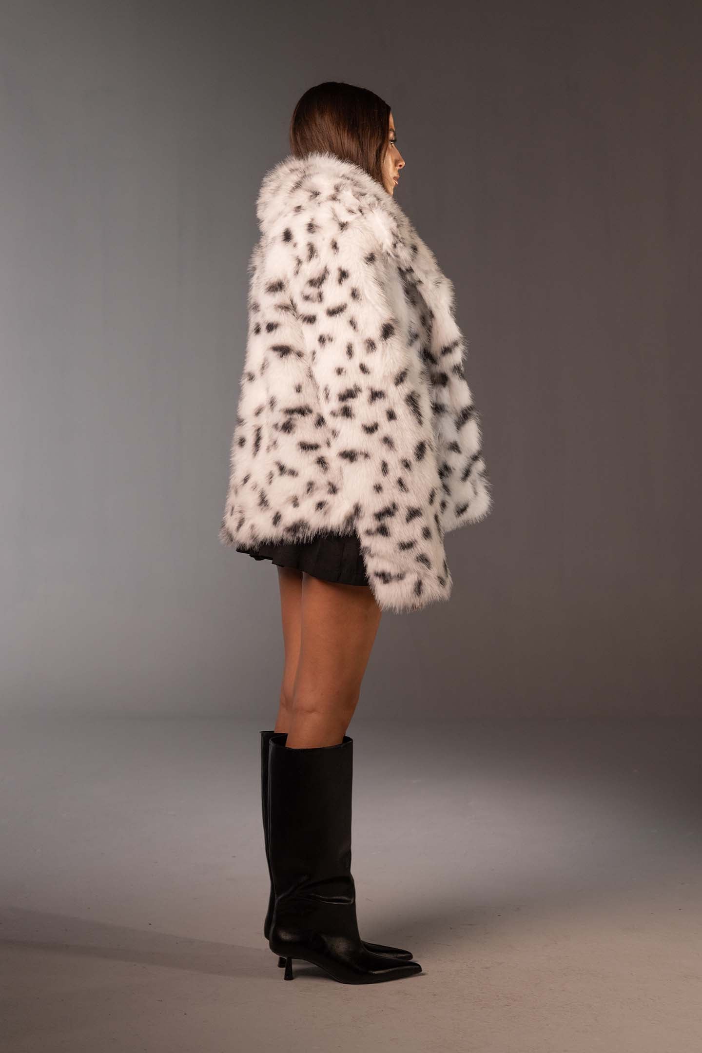 معطف فرو صناعي أبيض بطبعة حيوانات