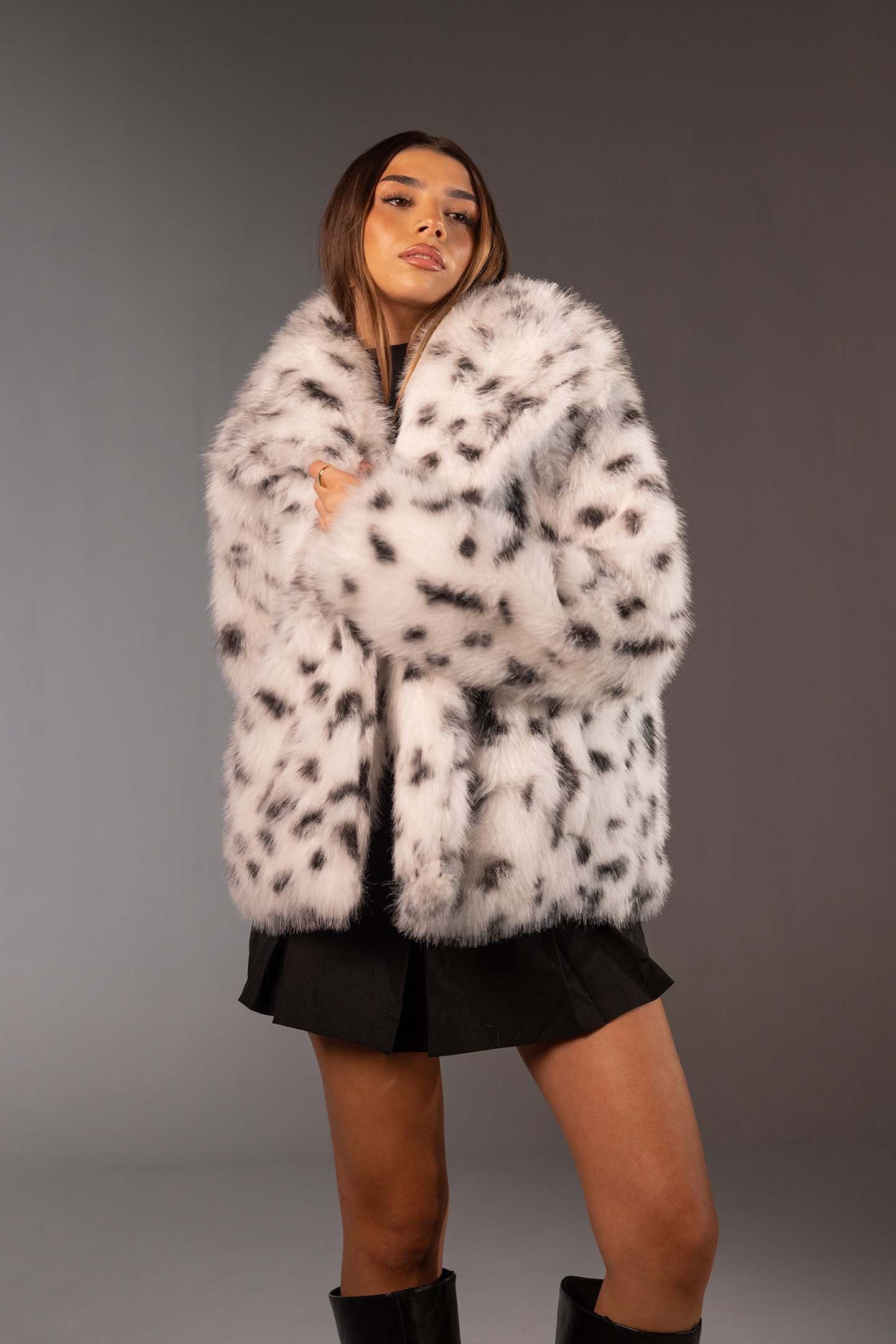 معطف فرو صناعي أبيض بطبعة حيوانات