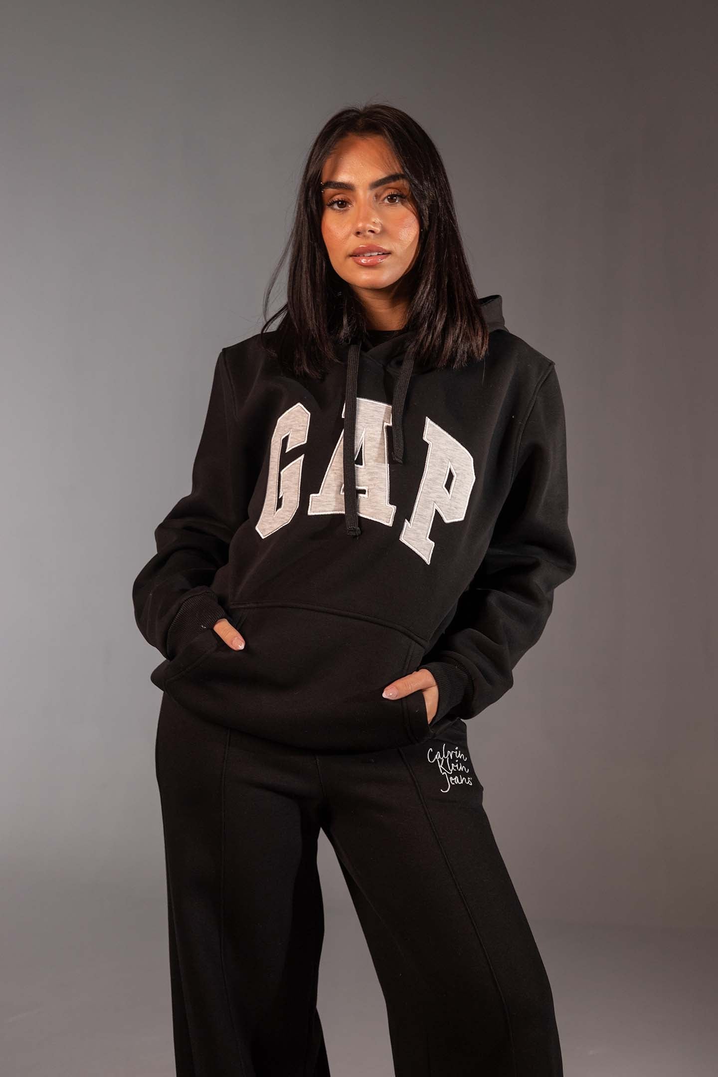 هودي أسود مريح بتطريز