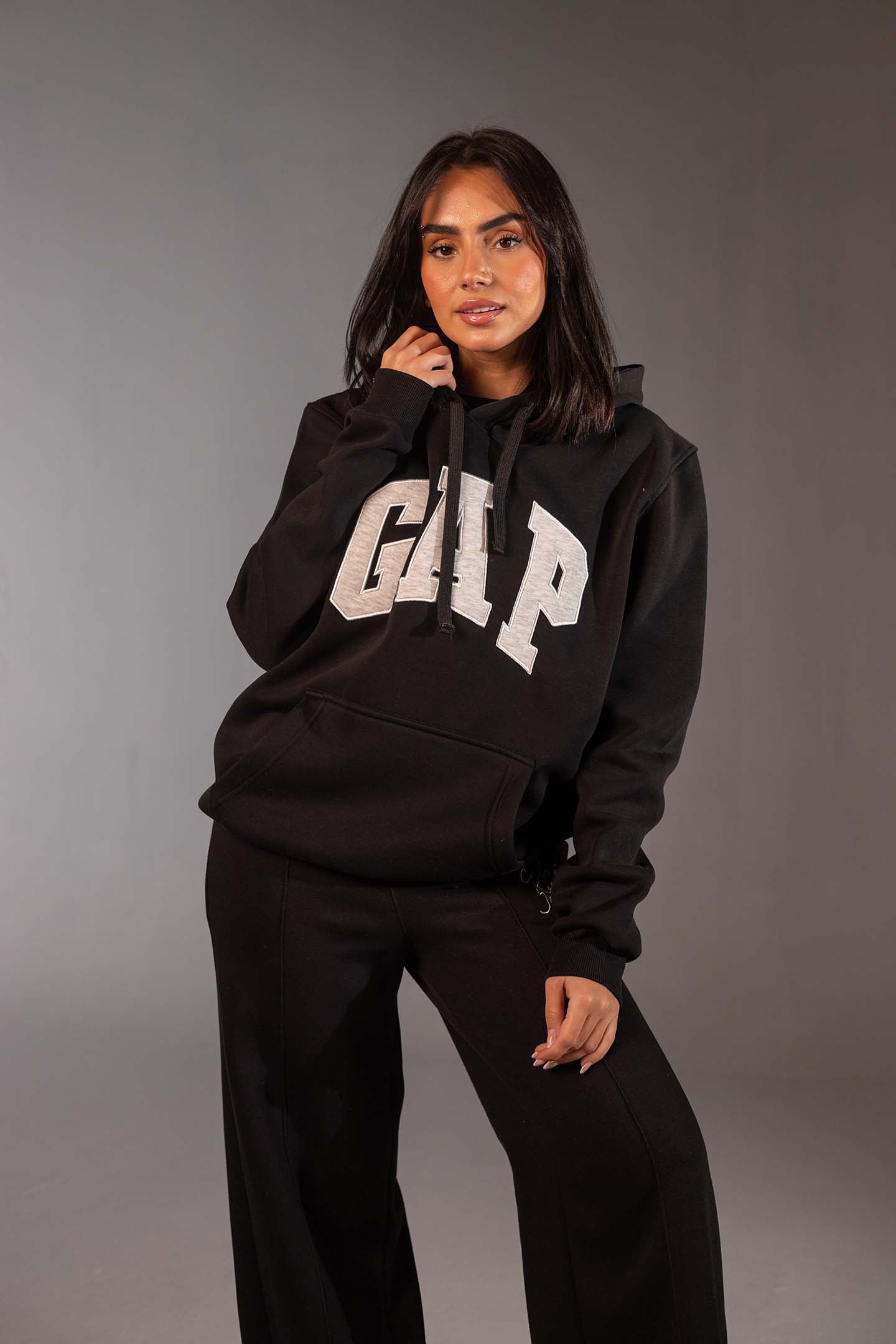 هودي أسود مريح بتطريز