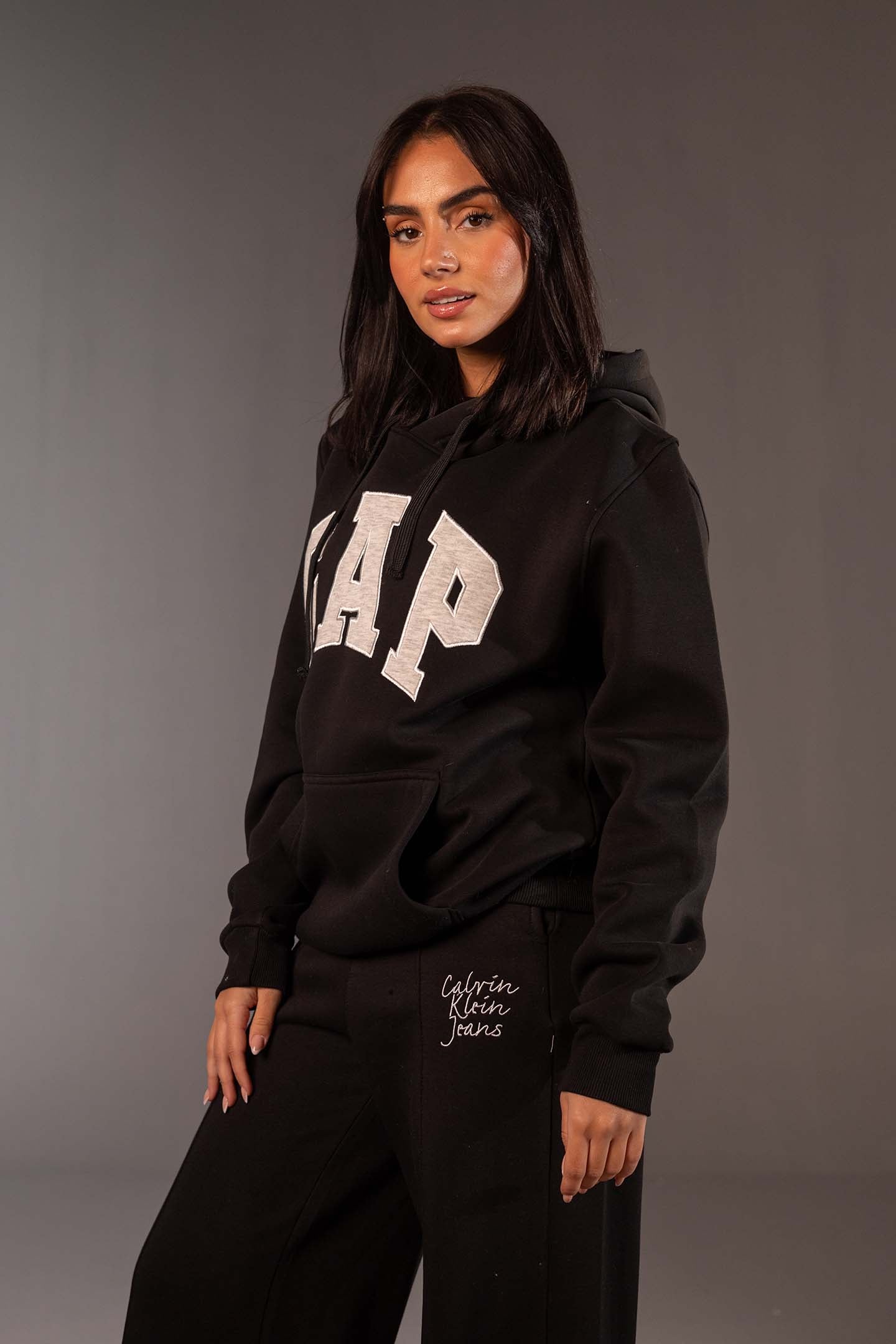 هودي أسود مريح بتطريز