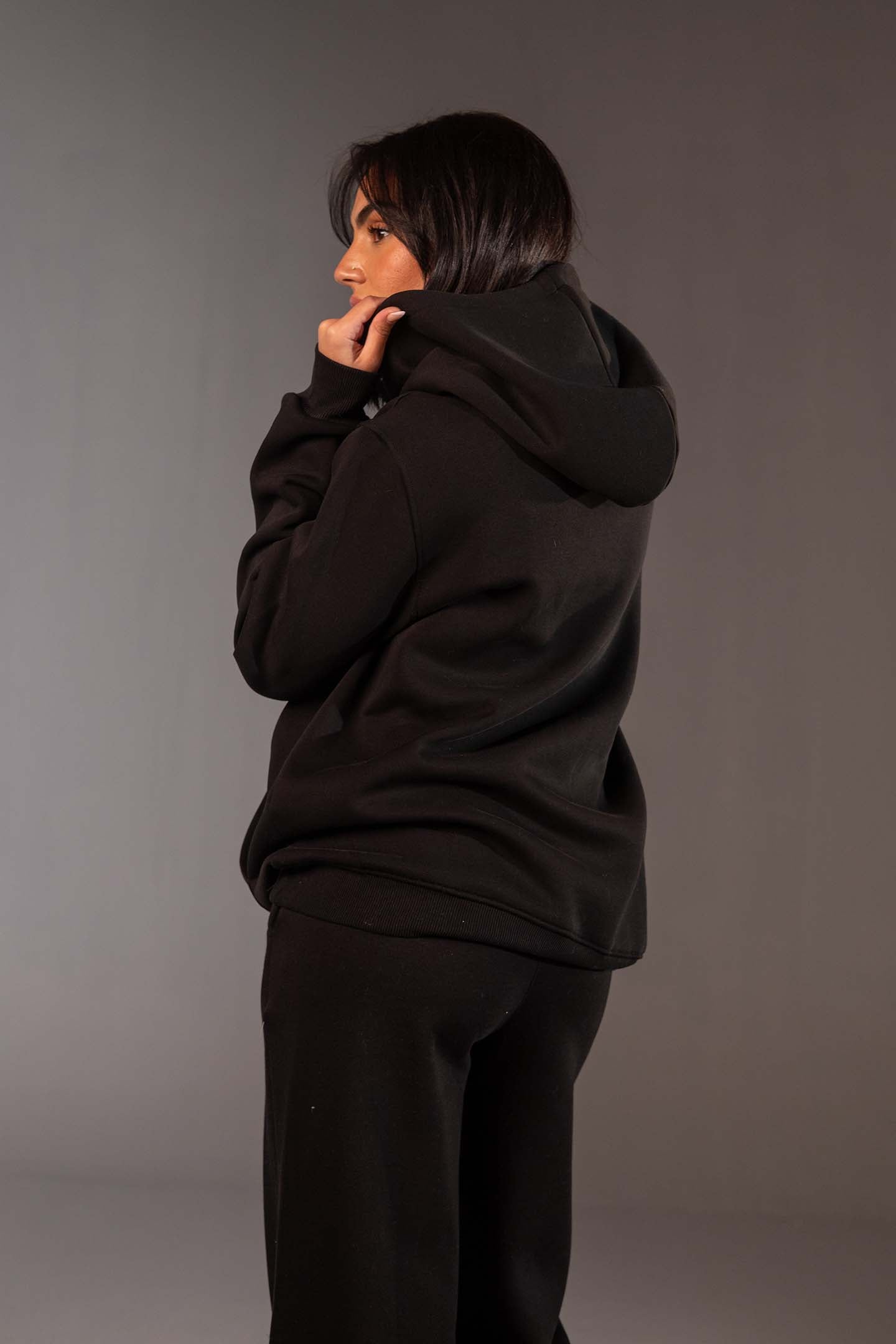 هودي أسود مريح بتطريز