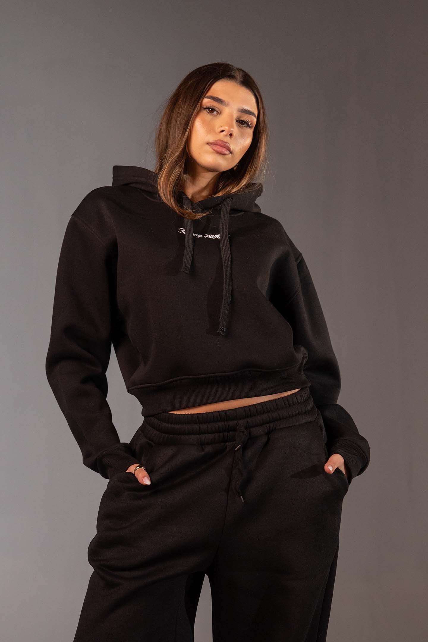 هودي ستريت وير قصير باللون الأسود