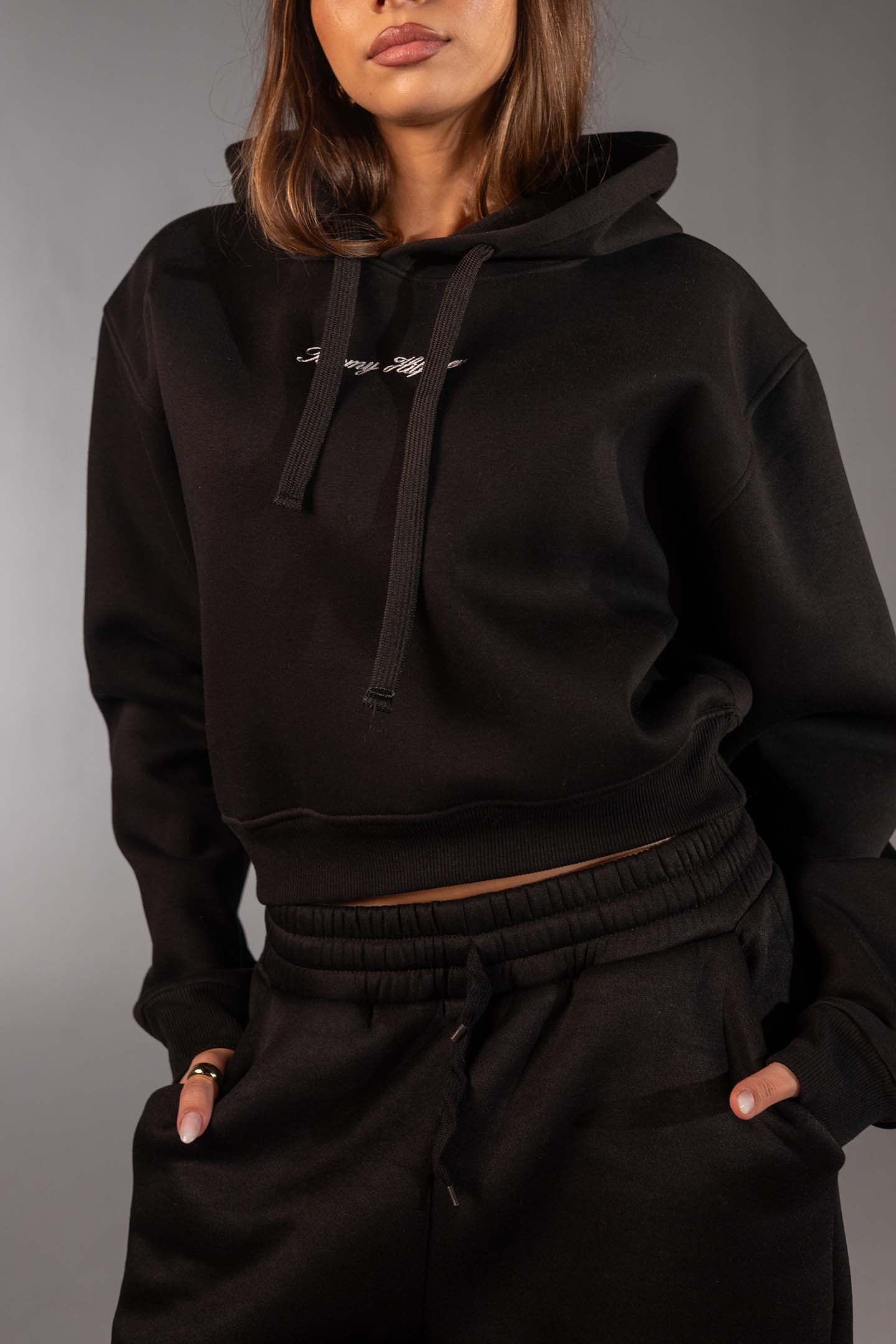 هودي ستريت وير قصير باللون الأسود